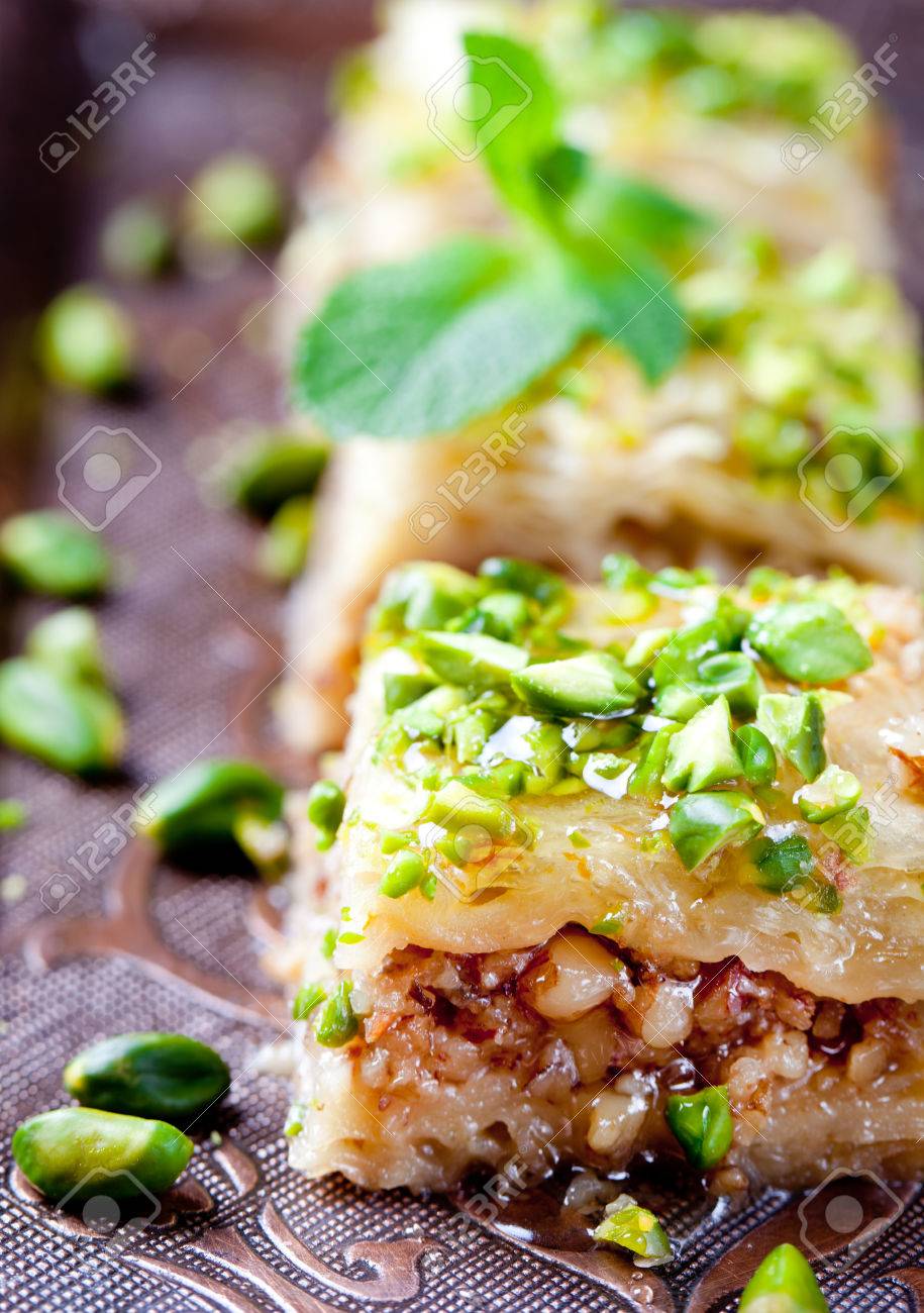 トルコ ピスタチオとフィロ ペストリー デザート バクラヴァ ピスタチオのプレートで本格的なクーパー トレイに シナモンの棒 の写真素材 画像素材 Image