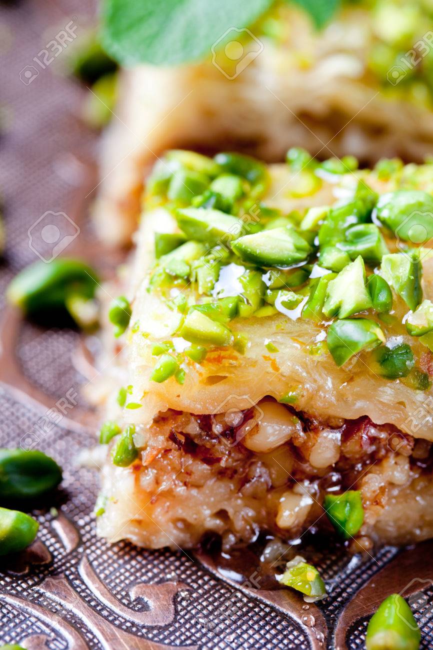 トルコ ピスタチオとフィロ ペストリー デザート バクラヴァ ピスタチオのプレートで本格的なクーパー トレイに シナモンの棒 の写真素材 画像素材 Image