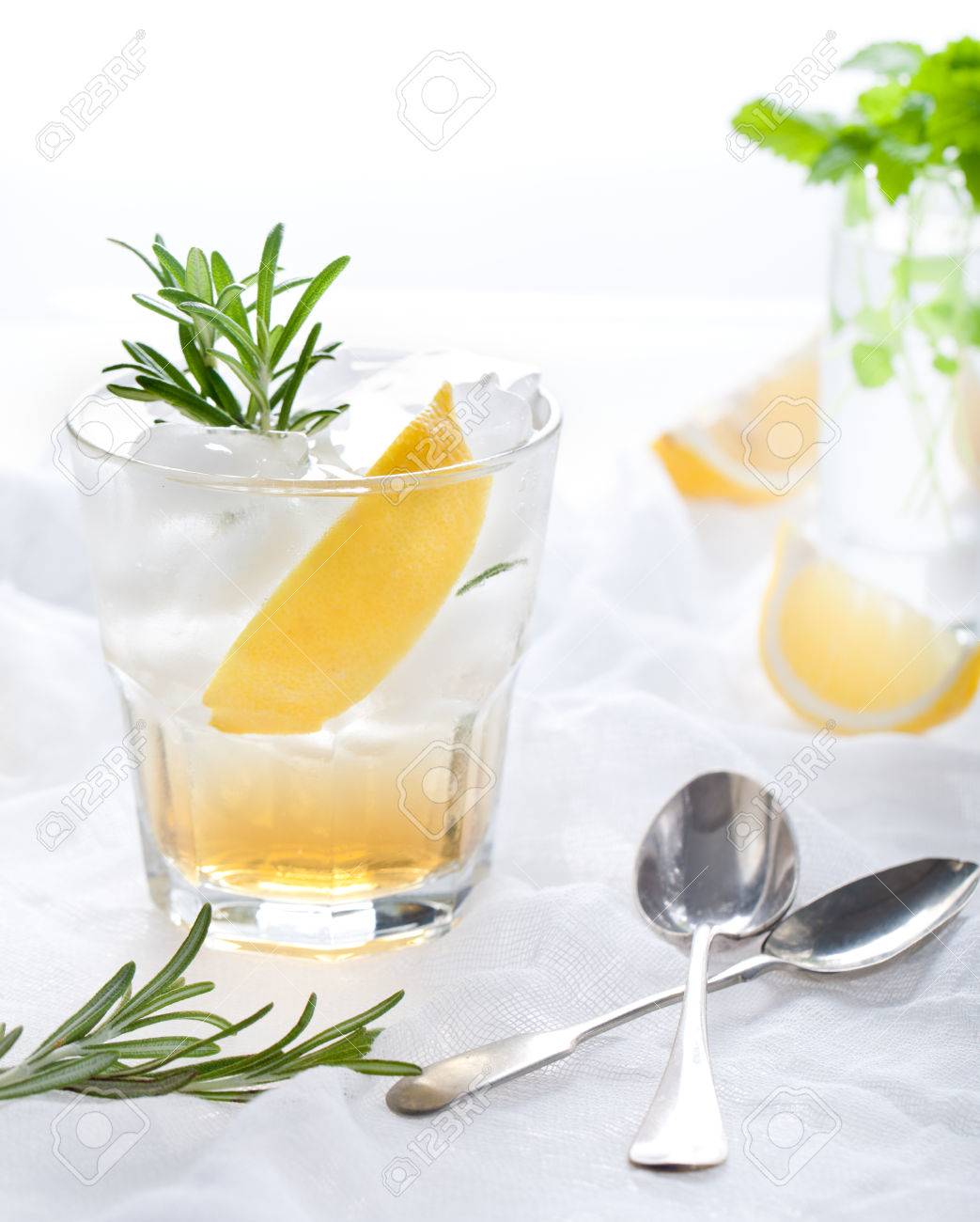 ジン レモン ローズマリー フィズ 新鮮なハーブと蜂蜜のカクテル の写真素材 画像素材 Image