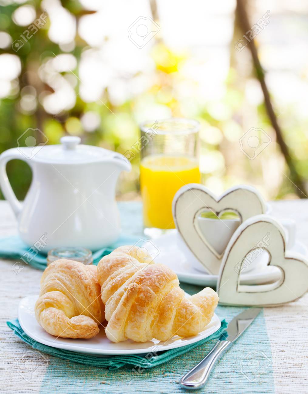 Petit Dejeuner Romantique Avec Amour Croissants Cafe Jus Coeurs En Bois Fond D Ete Espace De Copie Banque D Images Et Photos Libres De Droits Image