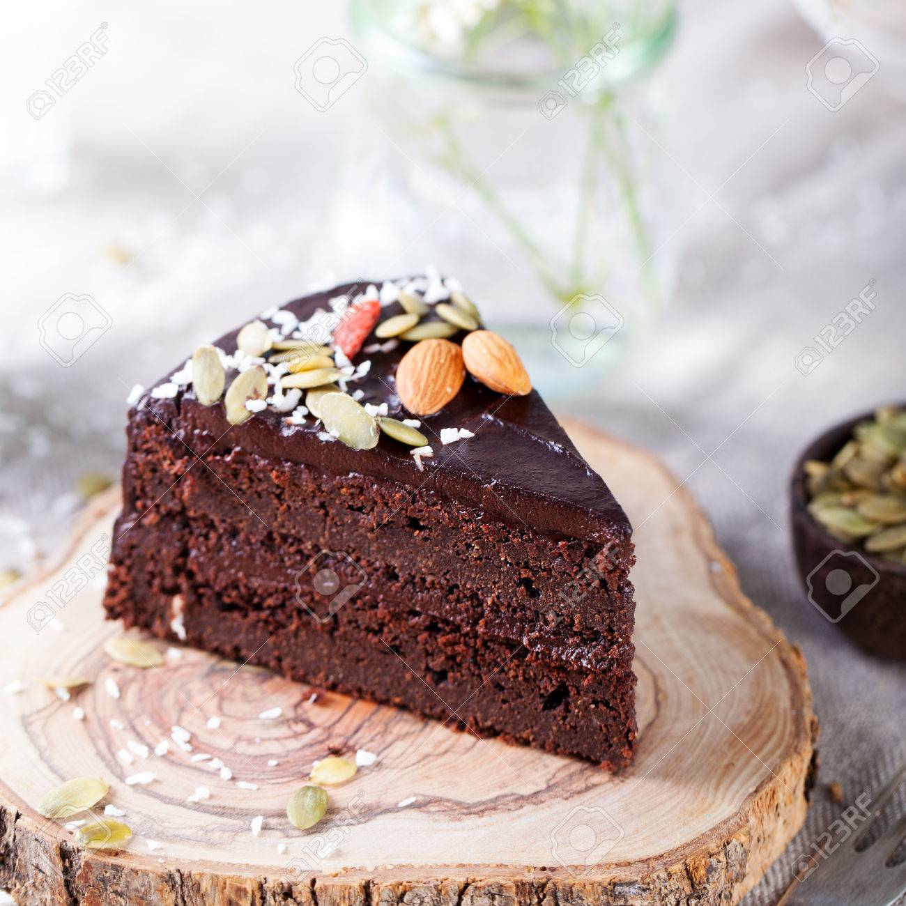 Gateau A La Betterave Au Chocolat Avec Glacage A L Avocat Banque D