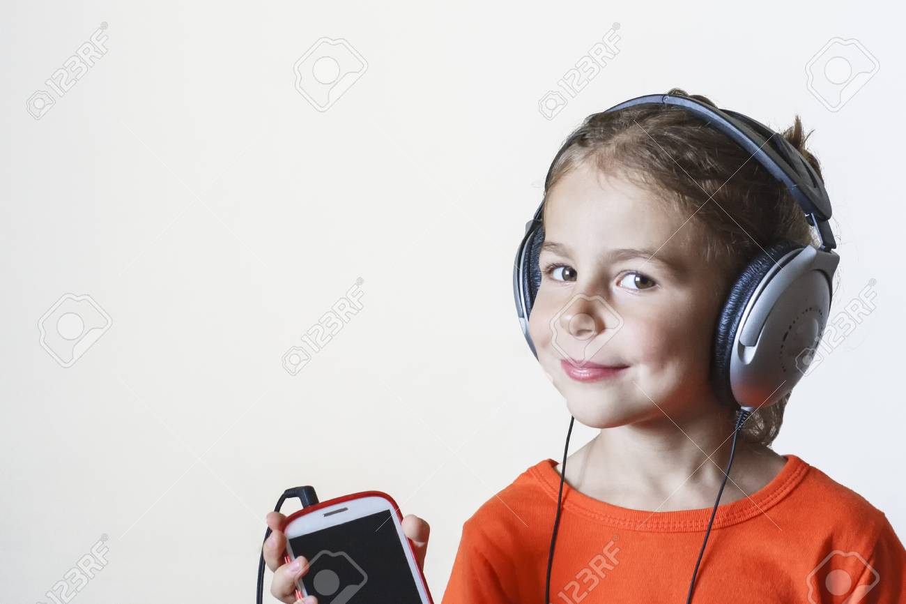 ヘッドフォンの女の子は彼女のお気に入りの曲を聴く の写真素材 画像素材 Image