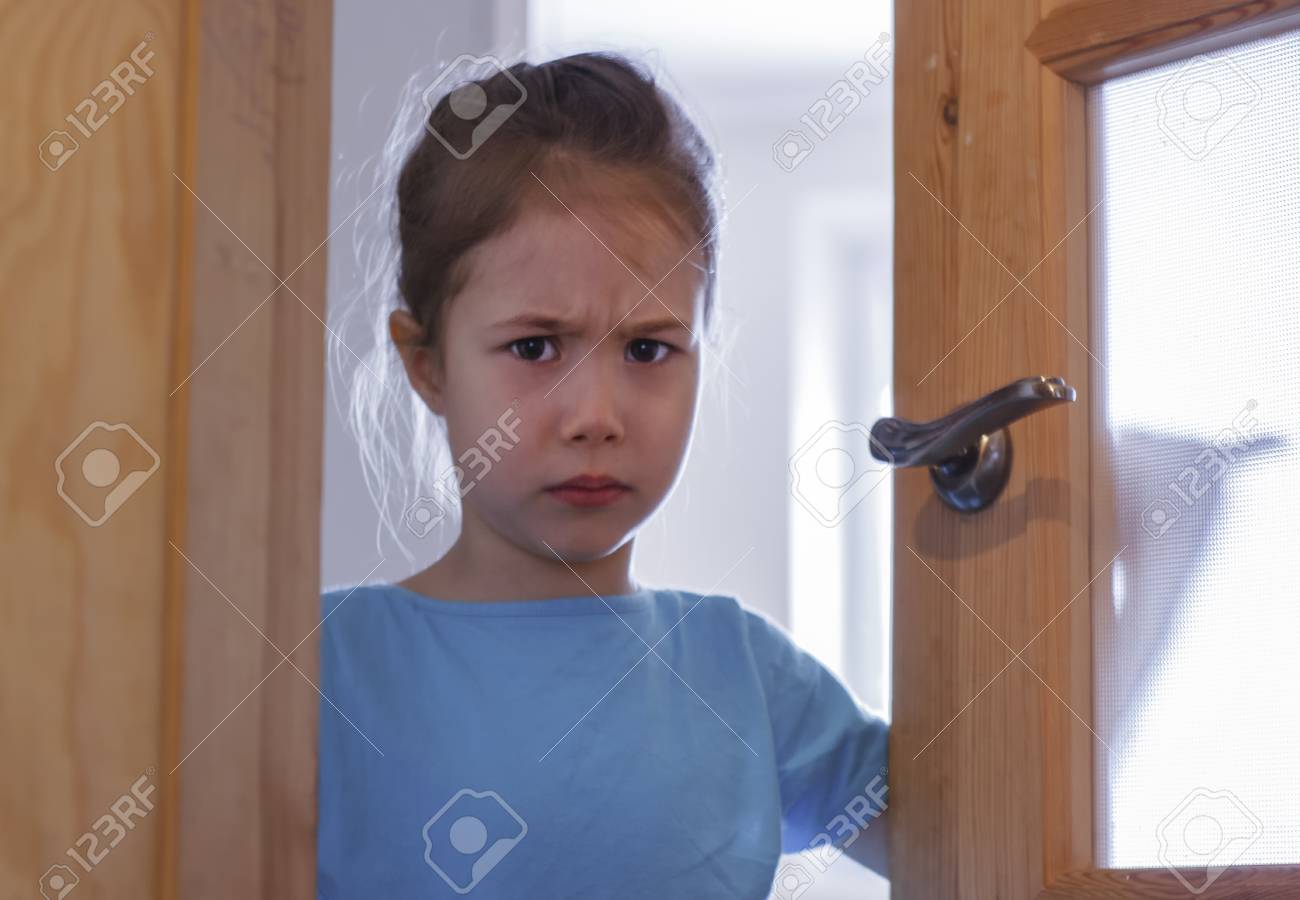 Un Enfant En Colère Ferme La Porte De Sa Chambre À Ses Parents Banque  D'images Et Photos Libres De Droits. Image 95949510.