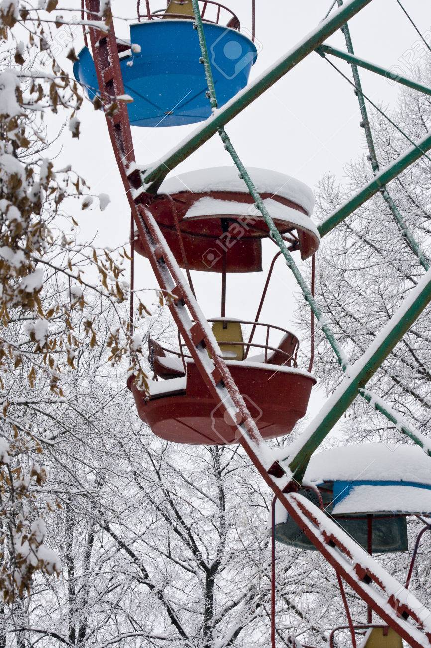 冬の遊園地で雪の中で忘れられたカルーセル の写真素材 画像素材 Image 冬の遊園地で雪の中で忘れられたカルーセル の写真素材 画像素材 Image