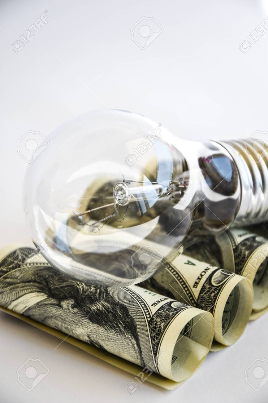 다양한 종류의 전구에 저장된 돈, 미국 달러 배경의 램프, 에너지 절약 램프, 돈, 금융, 저축 개념 및 아이디어 로열티 무료 사진,  그림, 이미지 그리고 스톡포토그래피. Image 144598598