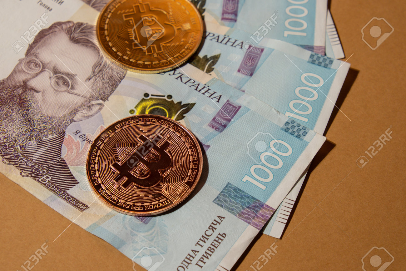 Moneda De Oro Bitcoin En Billetes De 1000 Hryvnia Ucraniana. Concepto De  Comercio De Minería Bitcoin. Btc Dinero Dorado Dando Vueltas. Criptomoneda  De Internet Virtual En Todo El Mundo O Sistema De