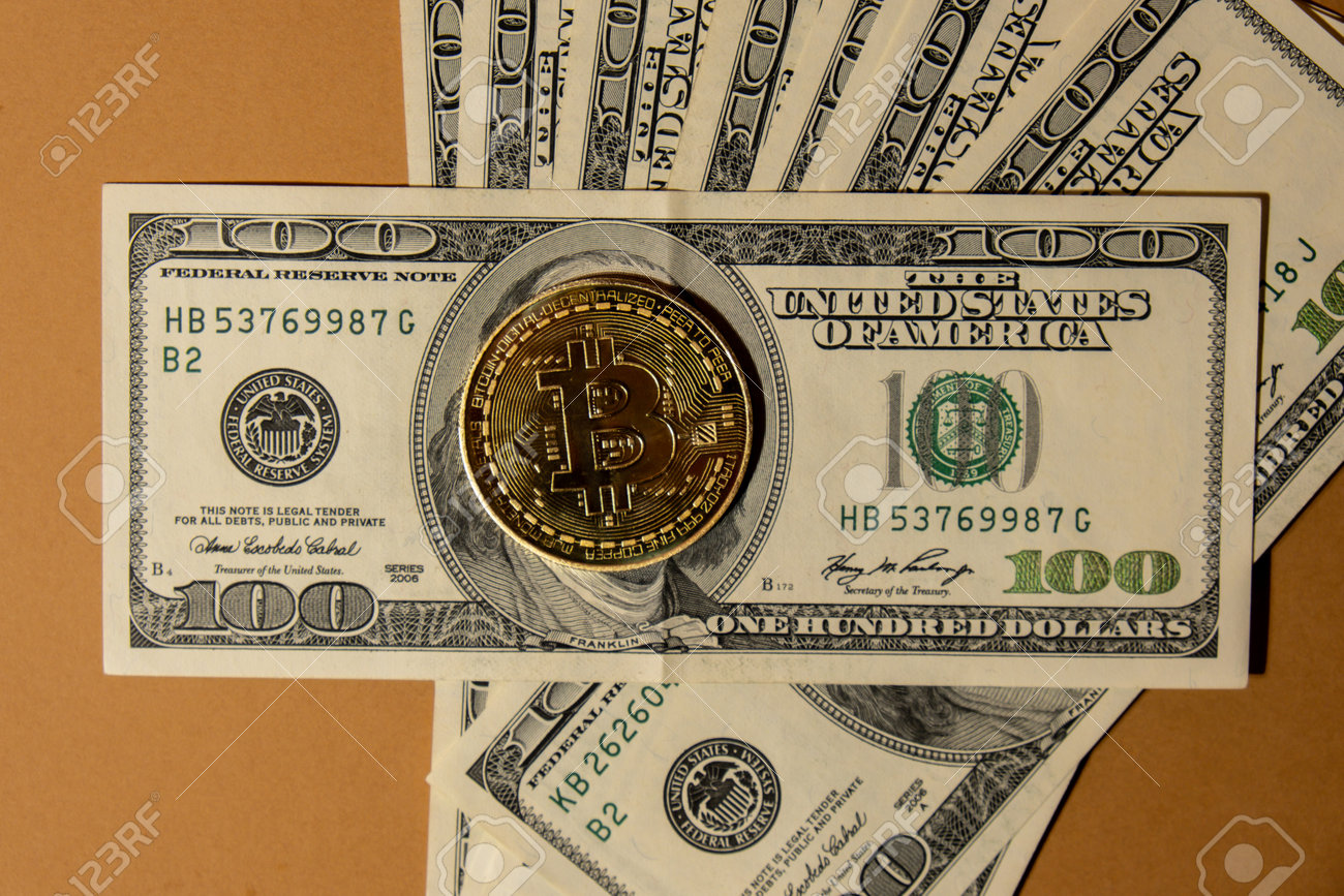 Moneda De Oro Bitcoin En Billetes De 100 Dólares En Moneda Americana.  Concepto De Comercio De Minería Bitcoin. Btc Dinero Dorado Dando Vueltas.  Criptomoneda De Internet Virtual En Todo El Mundo O