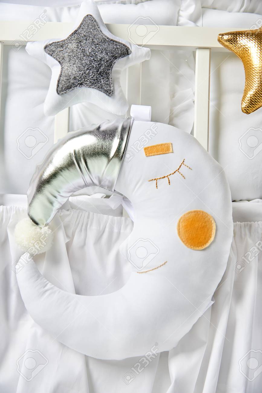 Oreillers En Forme D Etoile D Or Et Blanc Et Coussin De Lune De Sommeil Sur Un Lit De Bebe Blanc Banque D Images Et Photos Libres De Droits Image Oreillers En Forme D Etoile D Or Et Blanc Et Coussin De Lune De Sommeil Sur Un Lit De Bebe Blanc Banque D Images Et Photos Libres De Droits Image