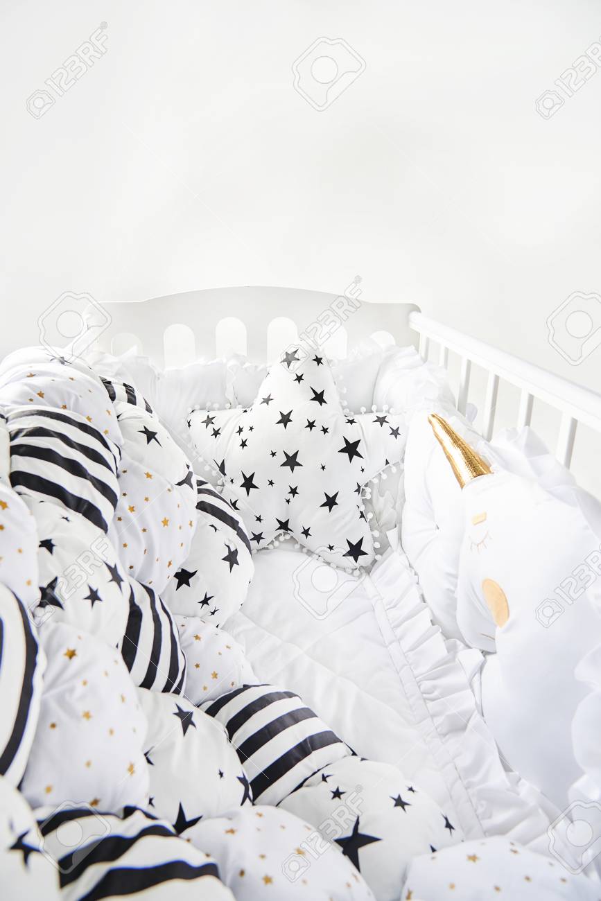 Gemutliches Babybett Mit Sternformigem Kissen Und Patchworkdecke Mit Sternen Und Schwarzen Streifen Lizenzfreie Fotos Bilder Und Stock Fotografie Image 90066311