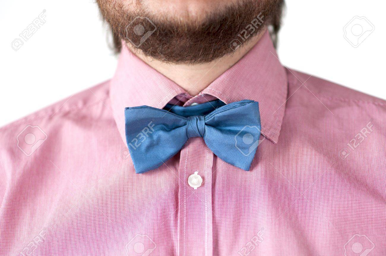 男性の首にピンクのシャツと青い弓ネクタイ の写真素材 画像素材 Image