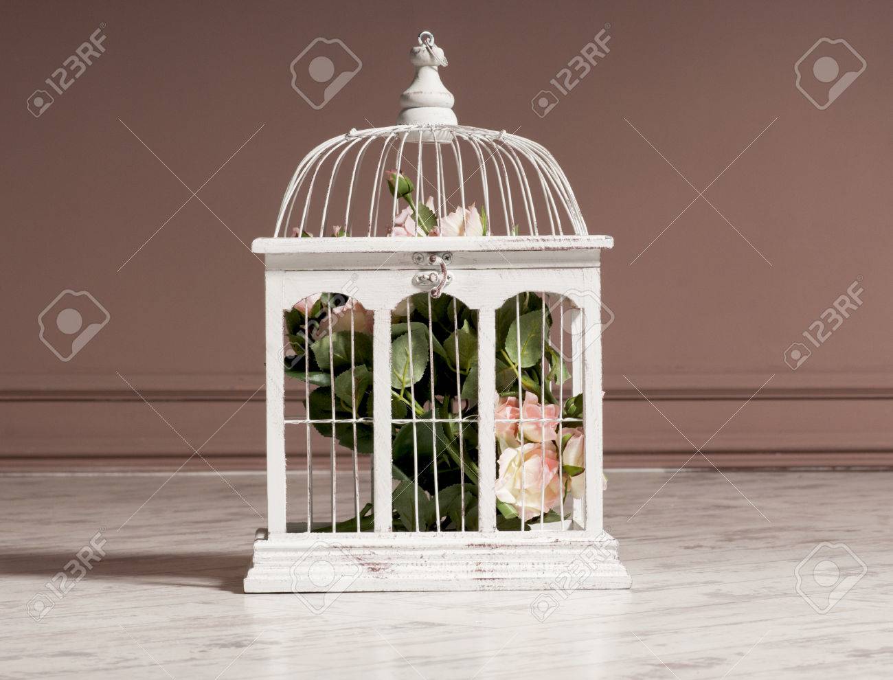 Blanc Cage à Oiseaux En Bois Avec Des Roses Artificielles à Lintérieur Pour La Décoration