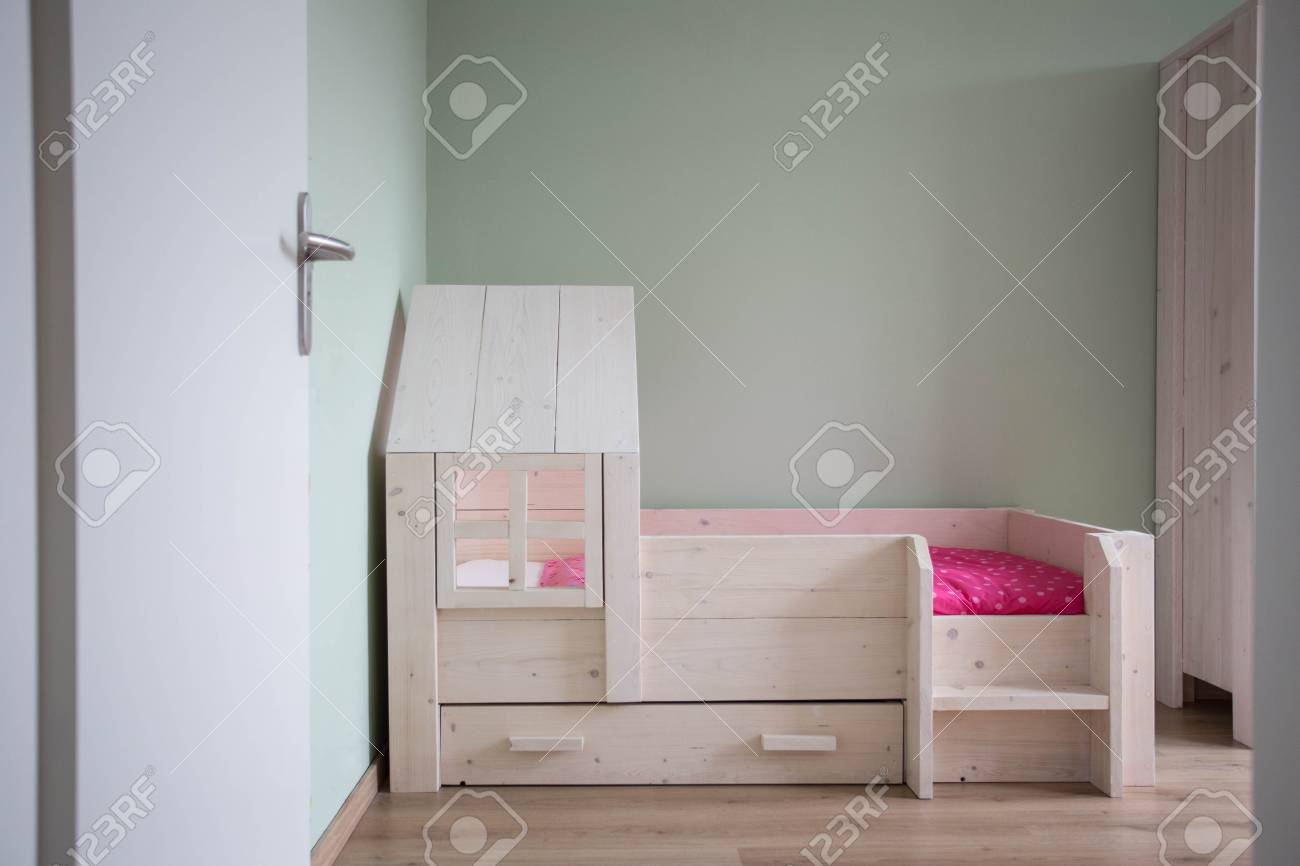 Children S Bedroom Modern Design With Wooden Simple Bed