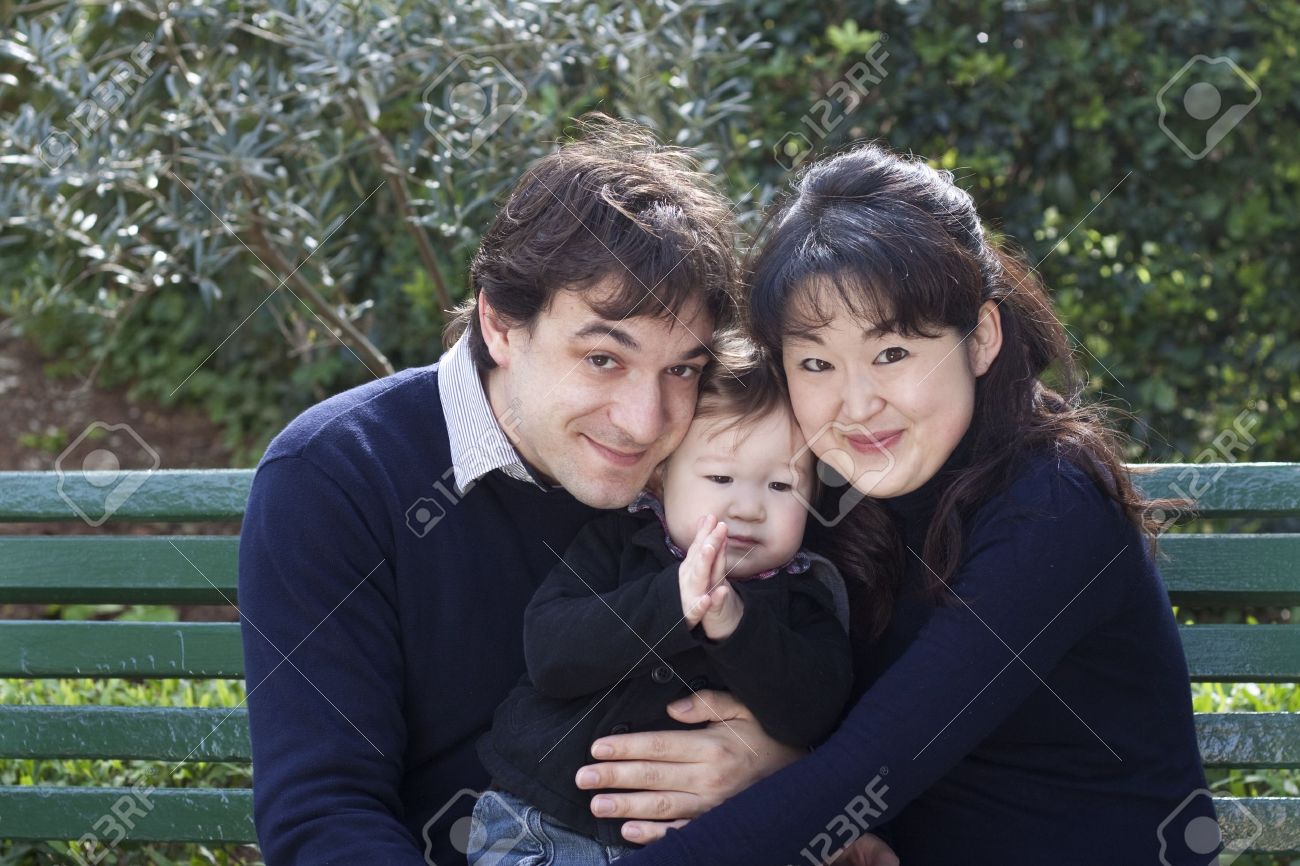 フランス人の父親と日本人の母の公園で彼らの男の子と の写真素材 画像素材 Image