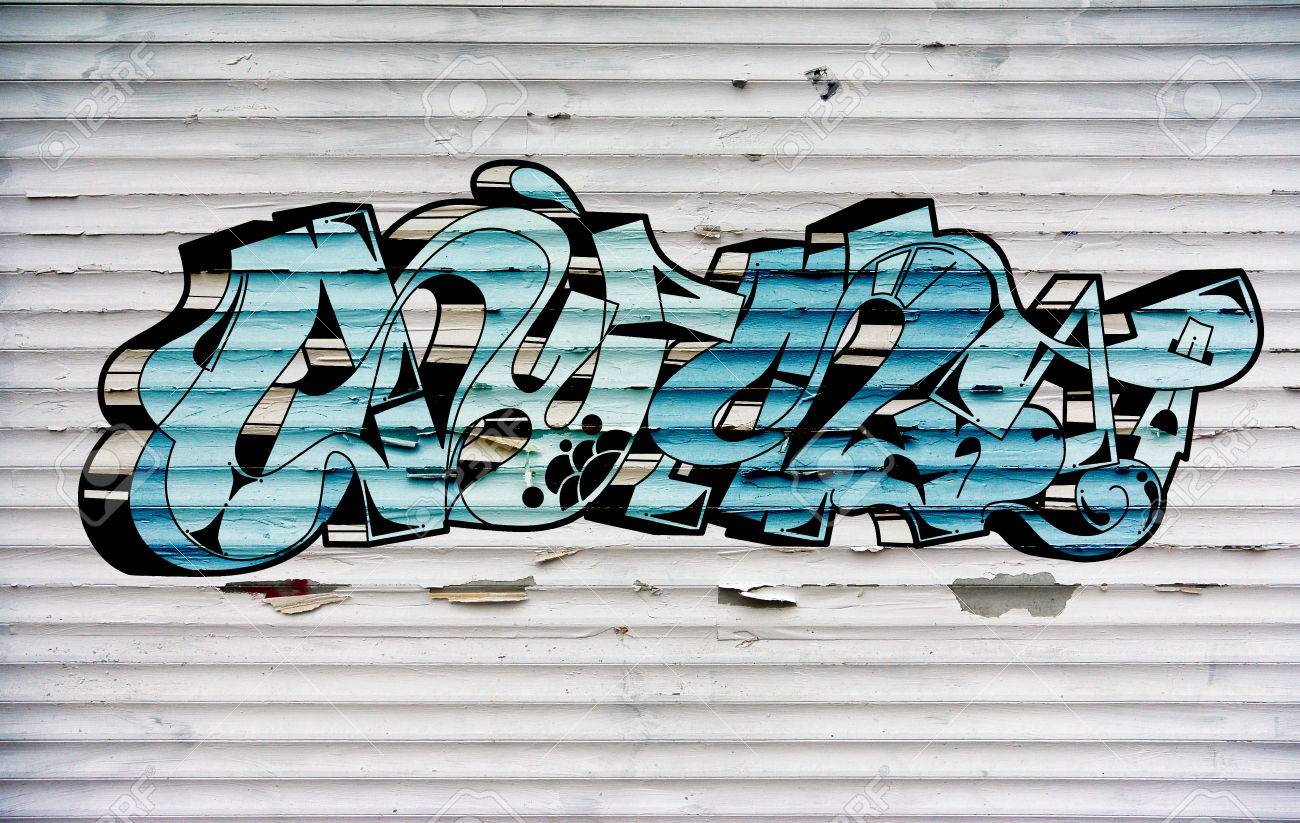 ローラー シャッターにスプレー ペイントで落書きのストリート アート