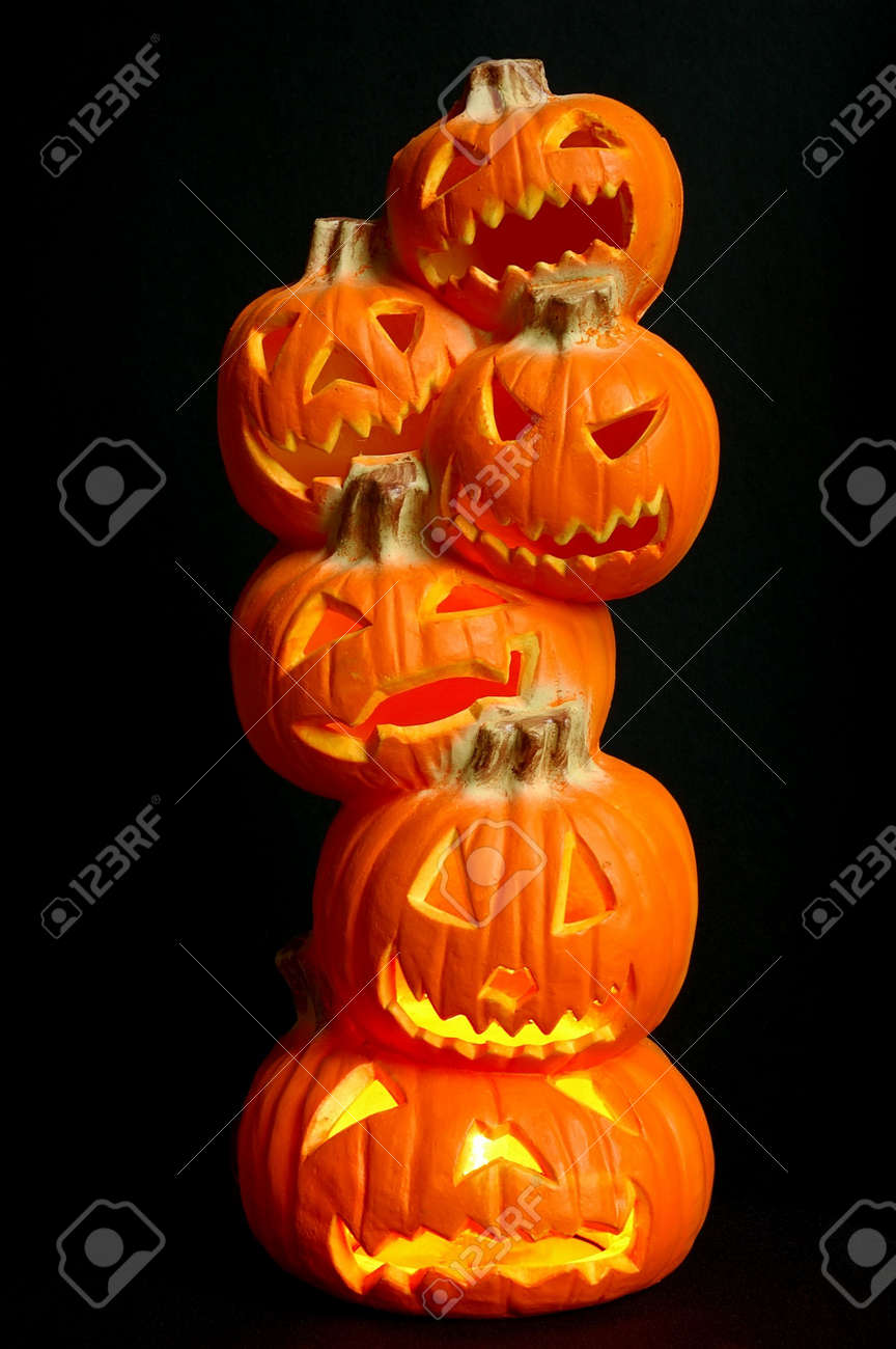 ジャック O ランタンのハロウィン装飾 に彫られたカボチャのスタック ライトアップ ジャック O ランタンと黒の背景 の写真素材 画像素材 Image