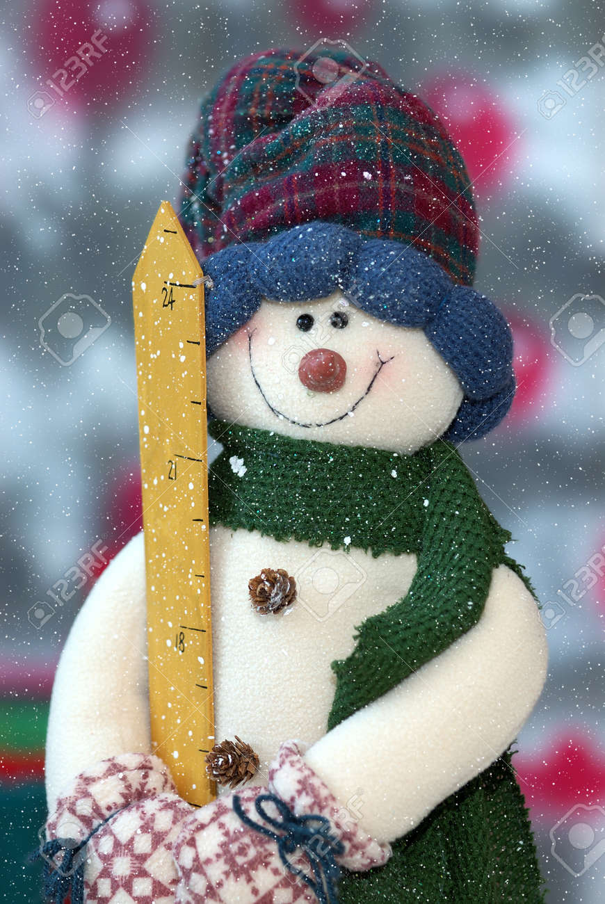 Un Muñeco De Nieve Vestido Con Ropa Abrigada De Invierno Y La De Una Vara De Para Medir La Nieve. Fotos, Retratos, Imágenes Y Fotografía De Archivo Libres De Derecho.