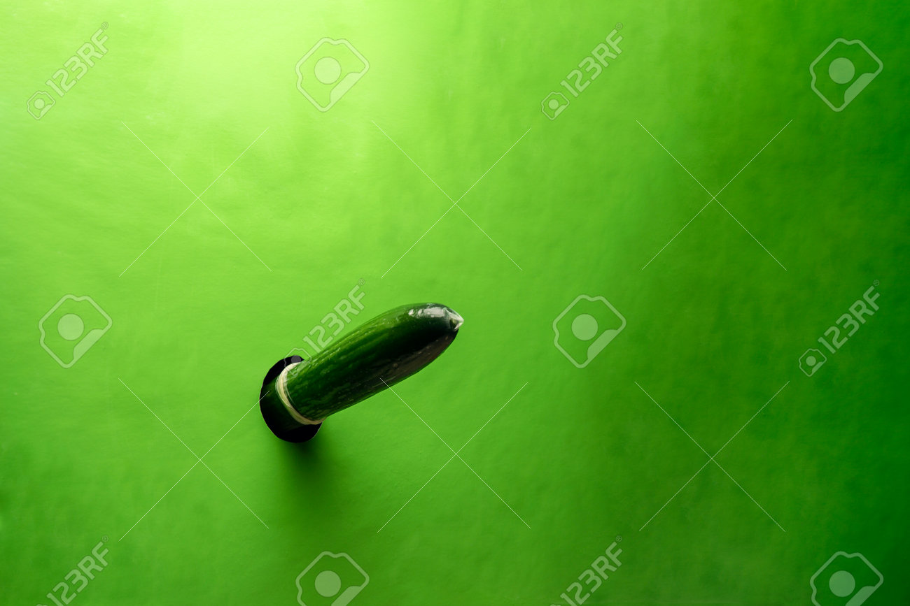 Pepino En Un Condón En El Agujero De La Gloria Fotos, retratos, imágenes y  fotografía de archivo libres de derecho. Image 163825194