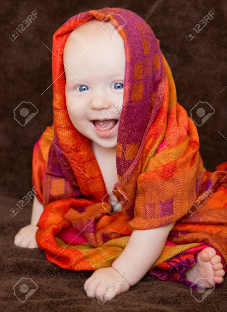 Sourire Mignon Blond Bebe Fille Aux Yeux Bleus Enveloppe Dans Un Chale Foulard Colore Sur Un Fond Brun Banque D Images Et Photos Libres De Droits Image Sourire Mignon Blond Bebe Fille Aux Yeux Bleus Enveloppe Dans Un Chale Foulard Colore Sur Un Fond Brun Banque D Images Et Photos Libres De Droits Image