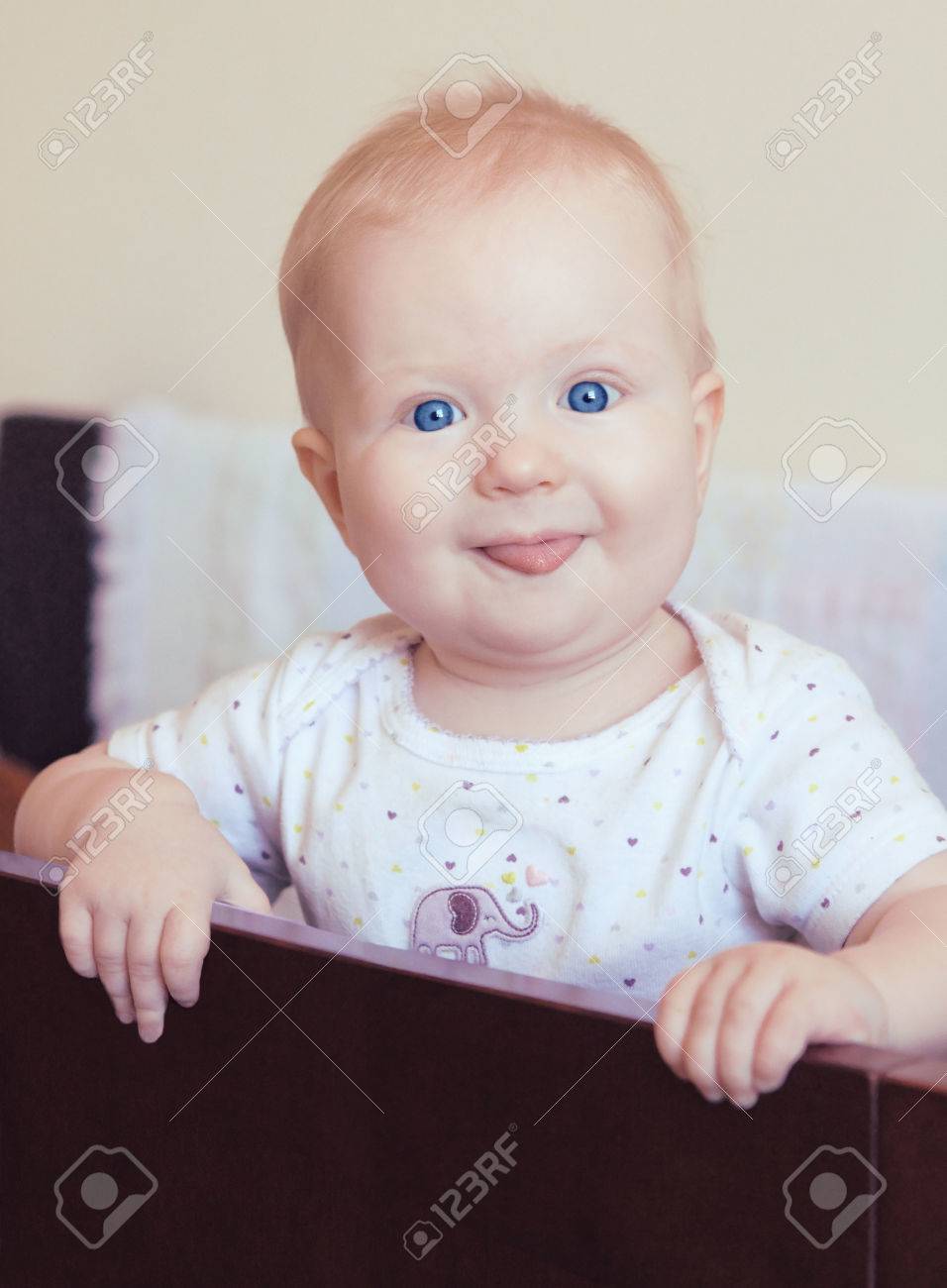 かわいい赤ちゃんおかしい女の子約 6 ヶ月歳彼女のまぐさ桶で立っている笑顔と彼女の舌を示します の写真素材 画像素材 Image かわいい赤ちゃんおかしい女の子約 6 ヶ月歳彼女のまぐさ桶で立っている笑顔と彼女の舌を示します の写真素材 画像素材 Image