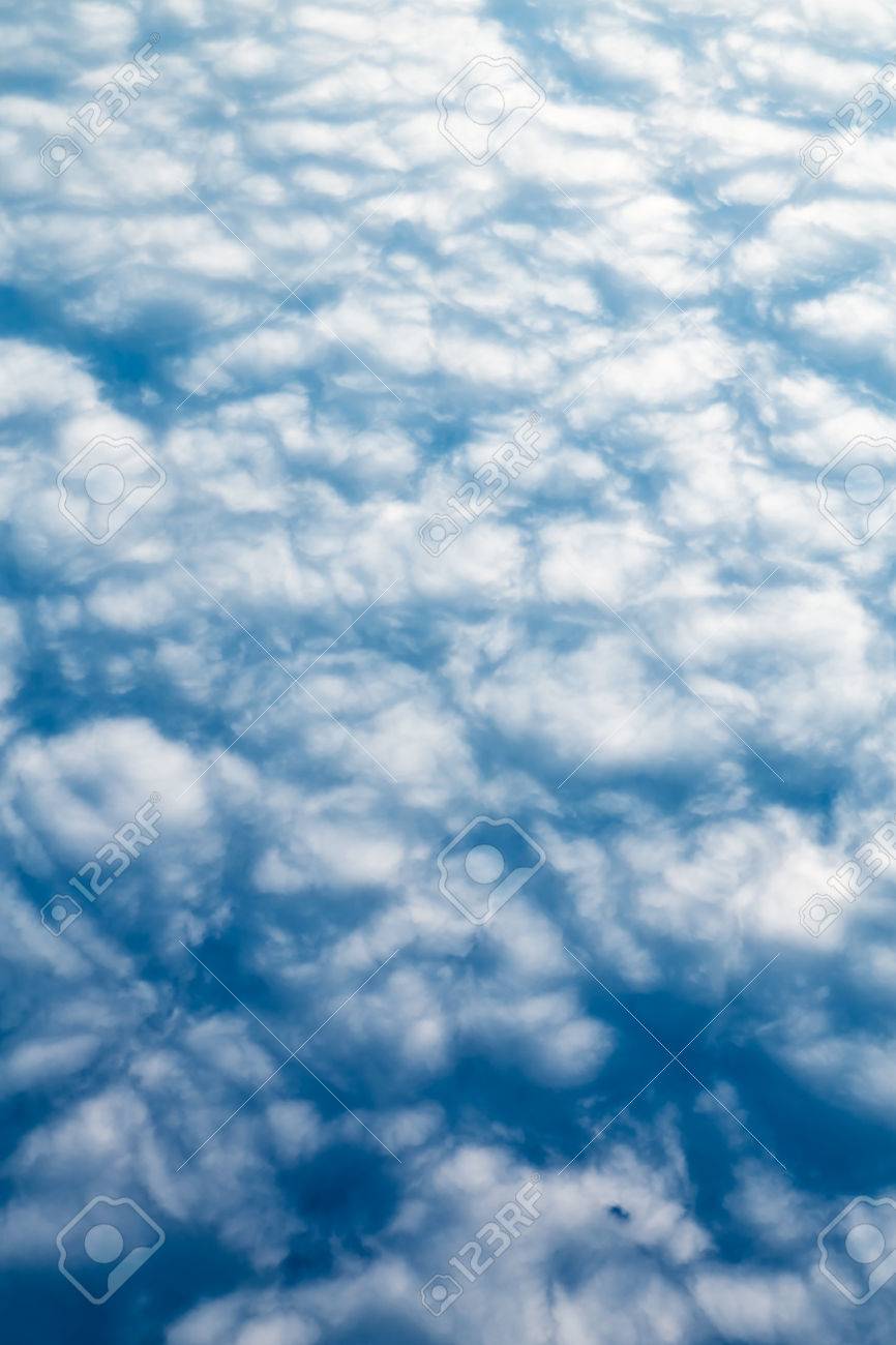 光の小さな白い雲と青い空 上からの眺め の写真素材 画像素材 Image