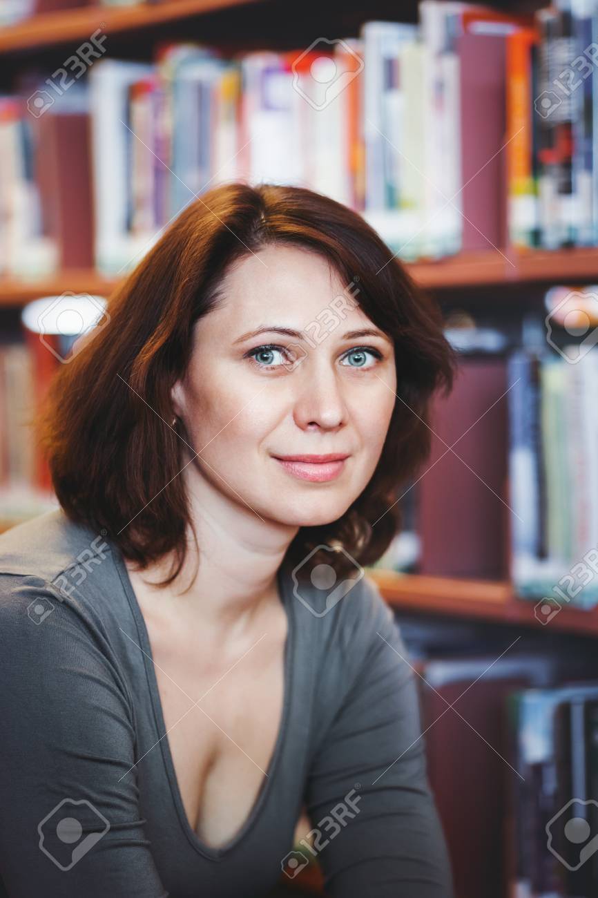 ライブラリ探してカメラの学校コンセプトに戻る先生司書の専門職の中年熟女生の笑顔のポートレート クローズ アップ の写真素材 画像素材 Image