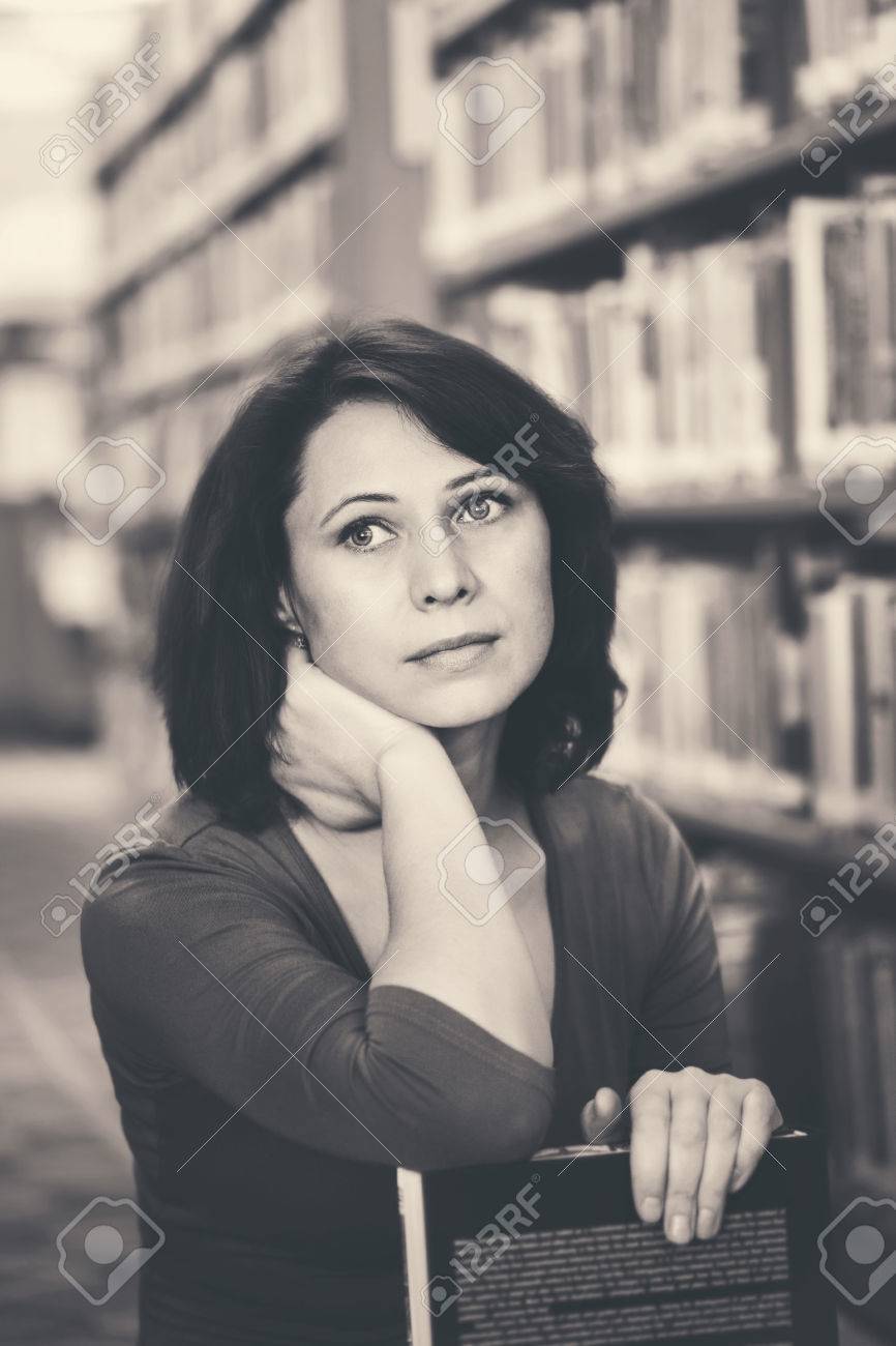 ライブラリがよそ見で思慮深い中年熟女生の黒と白のポートレート クローズ アップ の写真素材 画像素材 Image