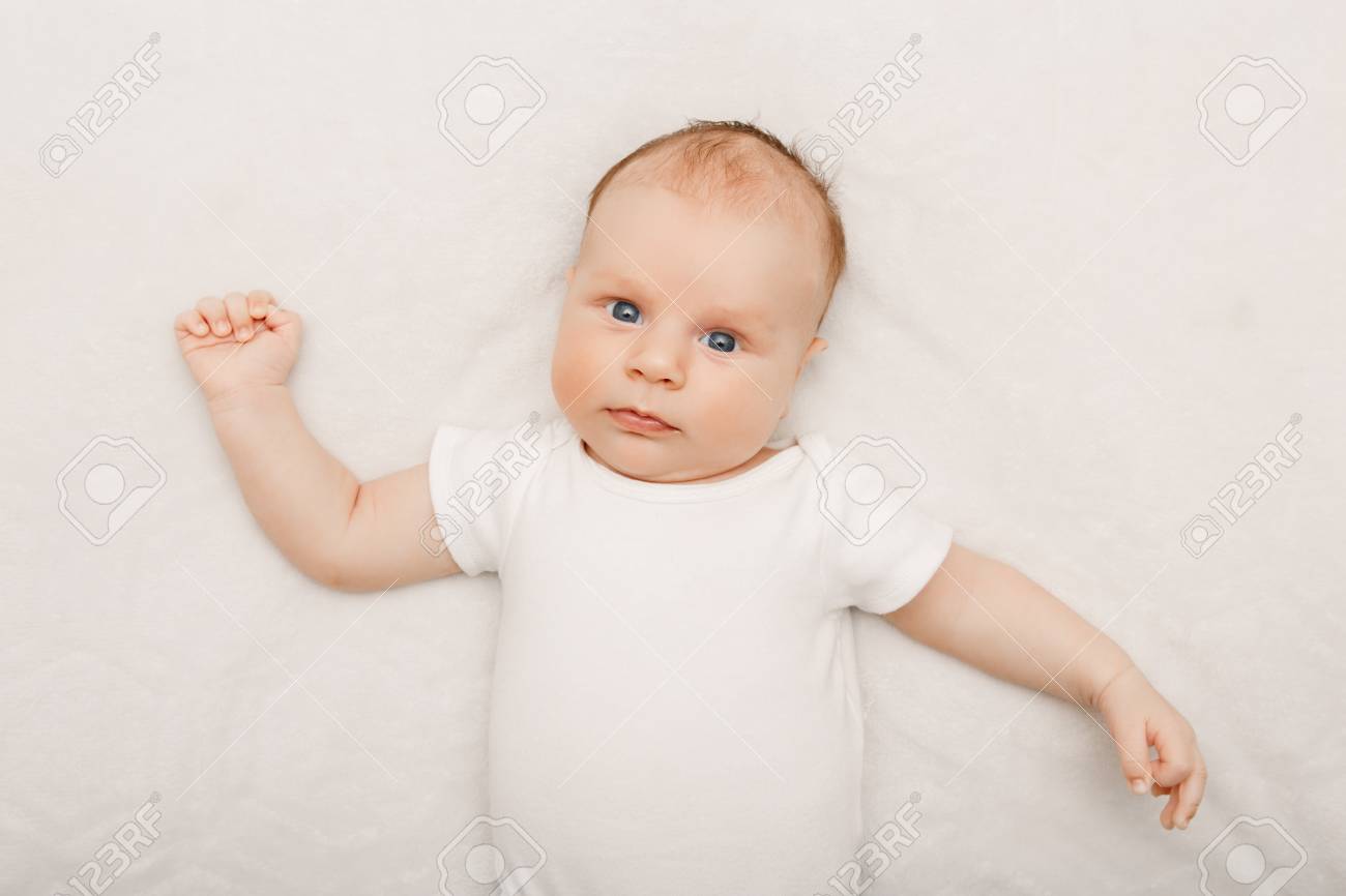 Portrait Gros Plan De Bebe Drole Adorable Bebe Blanc Avec Des Yeux Bleus Bleus Couche Sur Le Lit Enfant Mignon Couche Sur Fond Souriant Enfant Mignon En Regardant Petit Sourire La Camera Portrait Gros Plan De Bebe Drole Adorable Bebe Blanc Avec Des Yeux Bleus Bleus Couche Sur Le Lit Enfant Mignon Couche Sur Fond Souriant Enfant Mignon En Regardant Petit Sourire La Camera