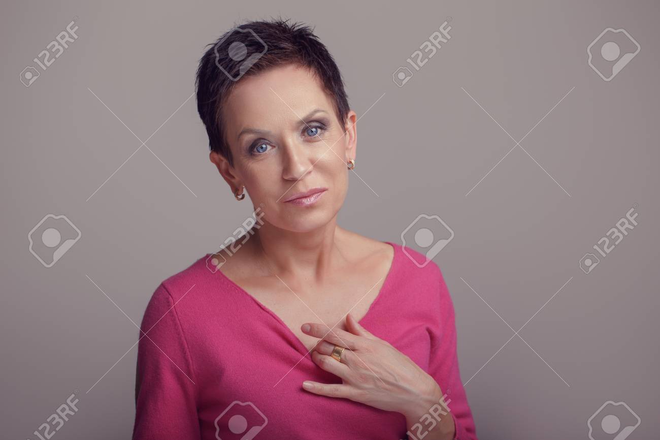 美しい中年白人白人ブルネットの女性で青い目のスタジオの肖像画 黒い短い髪探してカメラで高齢者のヨーロッパ モデル の写真素材 画像素材 Image