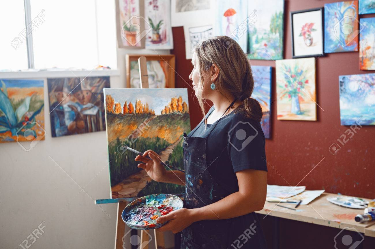 キャンバスにアート スタジオをアクリル絵の具で絵を描く若い美しい中年白人白人女性アーティストの肖像画 ライフ スタイルの活動趣味の概念 の写真素材 画像素材 Image キャンバスにアート スタジオをアクリル絵の具で絵を描く若い美しい中年白人白人女性アーティストの肖像画 ライフ スタイルの活動趣味の概念 の写真素材 画像素材 Image