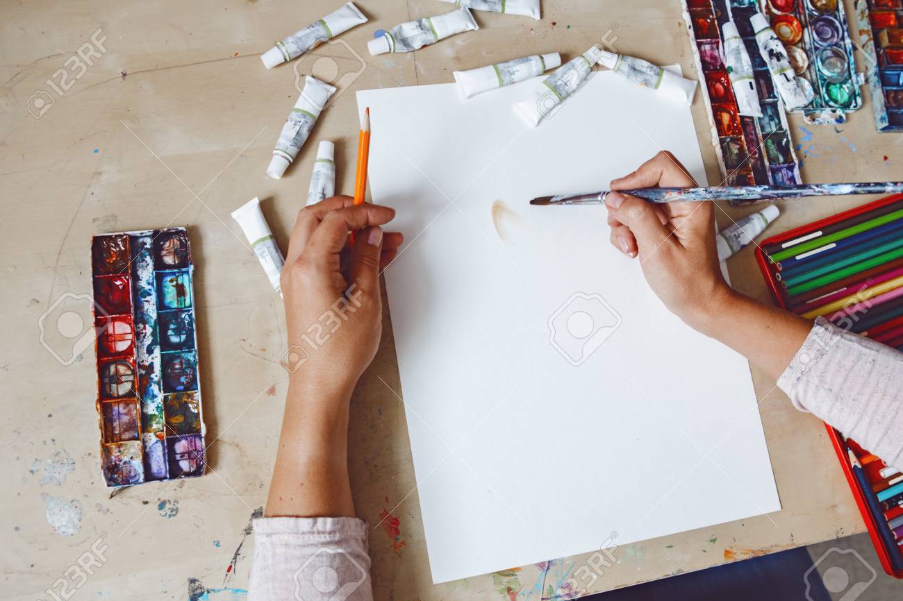 女性アーティストの水彩絵の具と色鉛筆アート スタジオで白い紙の上で絵画の手 ライフ スタイルや趣味の概念 の写真素材 画像素材 Image 女性アーティストの水彩絵の具と色鉛筆アート スタジオで白い紙の上で絵画の手 ライフ スタイルや趣味の概念 の写真素材 画像素材 Image