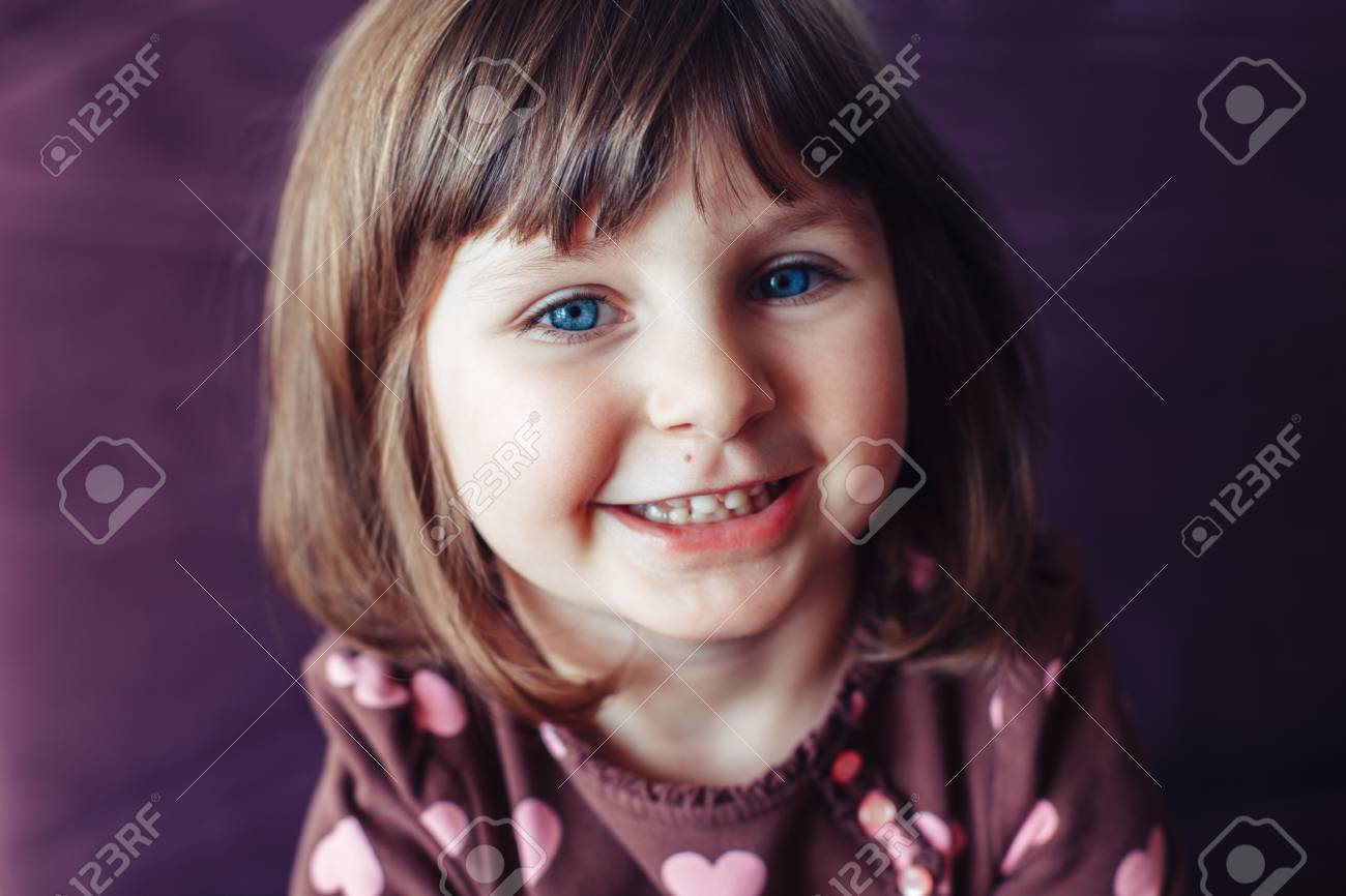 カメラを見て大きな青い目で笑うかわいい白い白人の笑顔のクローズアップポートレート の写真素材 画像素材 Image