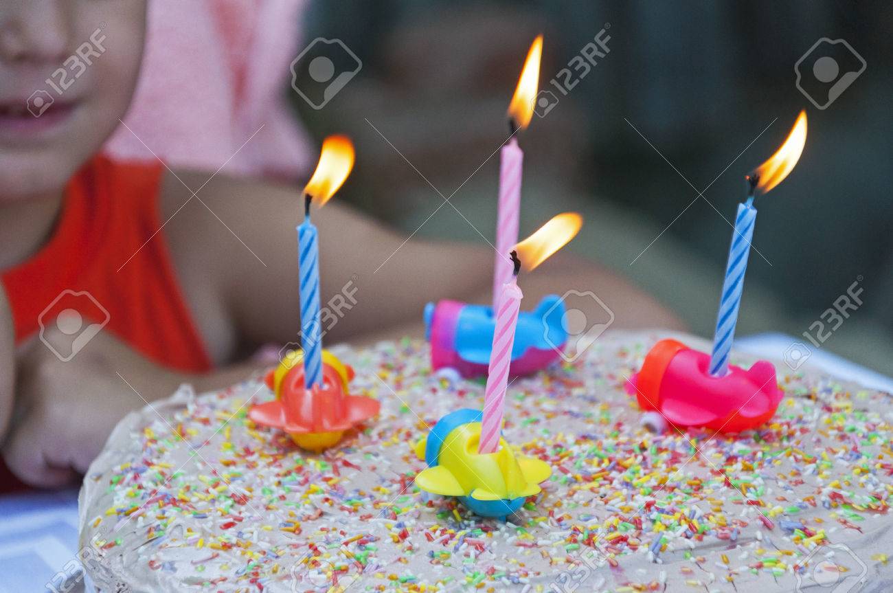 Gateau D Anniversaire Avec Des Bougies Allumees Arrose Et Avion Jouet Pour Petit Garcon Banque D Images Et Photos Libres De Droits Image