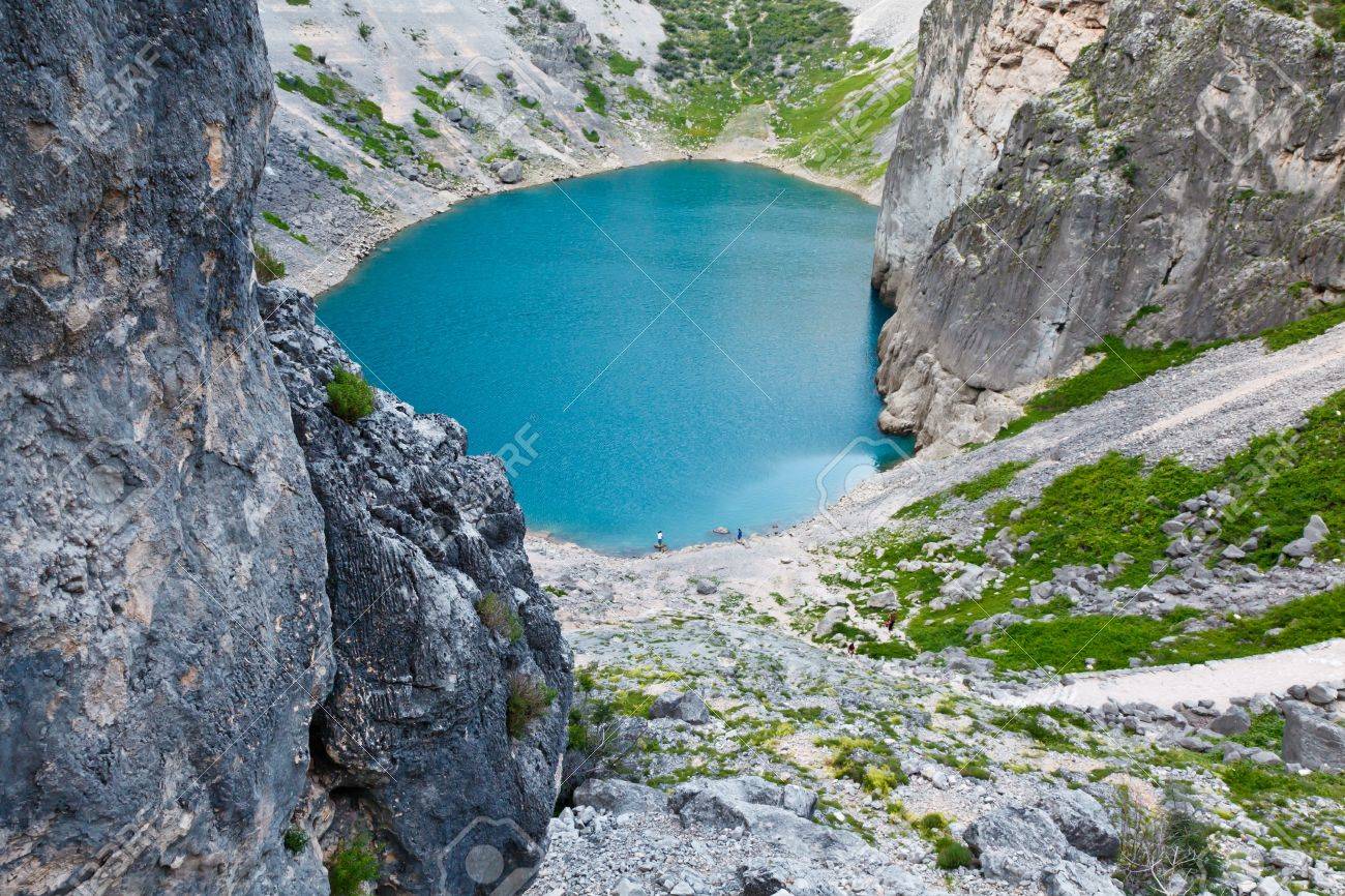 クロアチア スプリトの近くの石灰岩のクレーターのイモツキー ブルー湖 の写真素材 画像素材 Image クロアチア スプリトの近くの石灰岩のクレーターのイモツキー ブルー湖 の写真素材 画像素材 Image