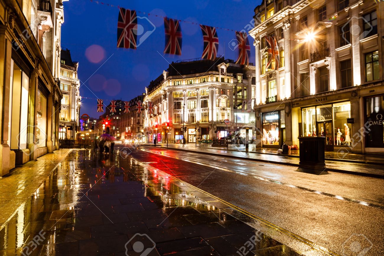 夜は イギリスのロンドンで照らされた雨通り の写真素材 画像素材 Image