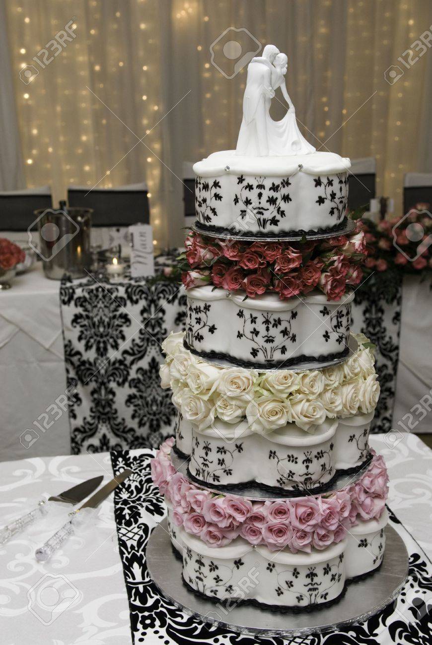 Plusieurs Couches De Gateau De Mariage Avec Des Figurines Nuptiale Et Feux De Fees Banque D Images Et Photos Libres De Droits Image
