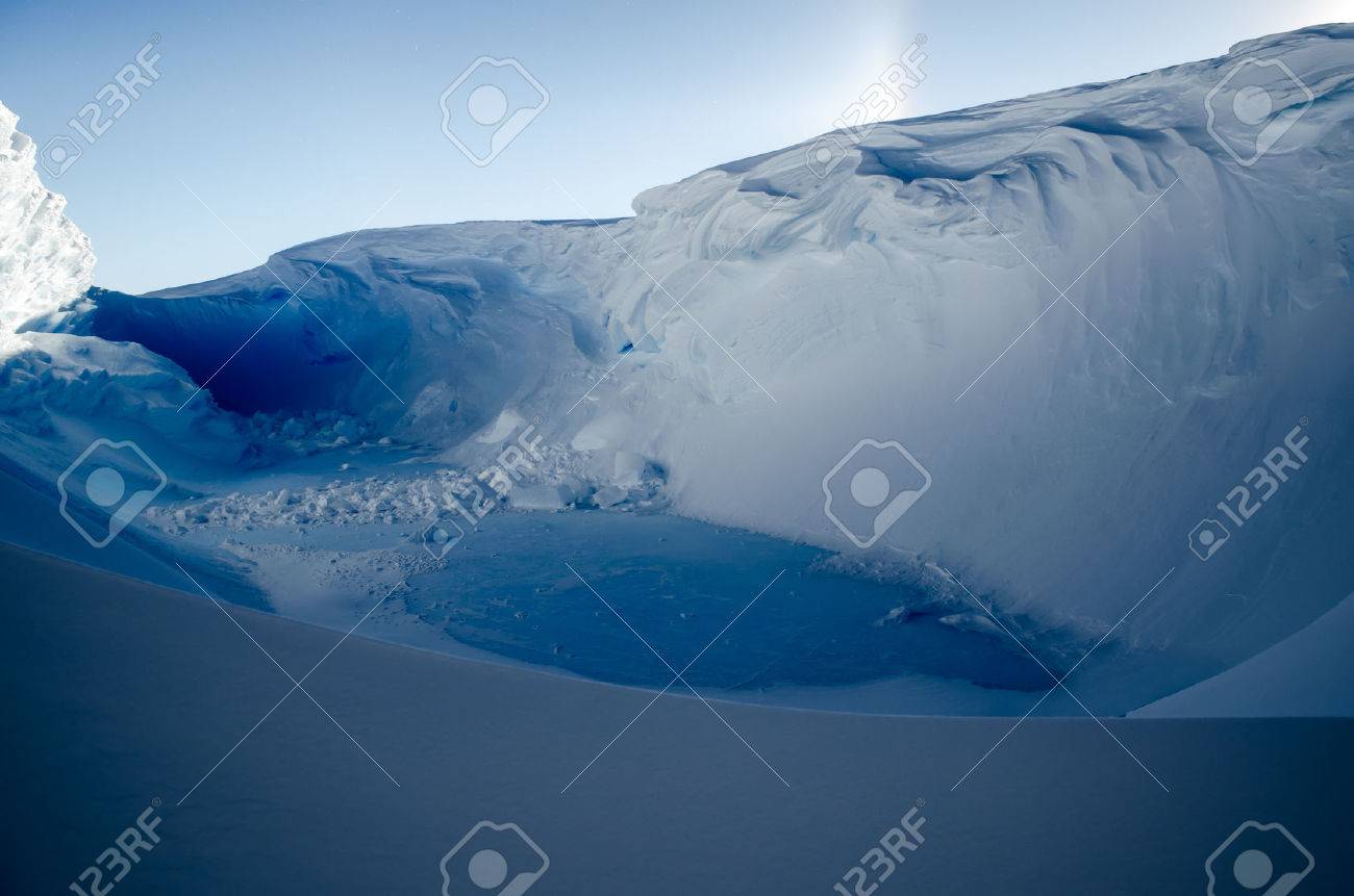秘密の青氷の湖 南極大陸 の写真素材 画像素材 Image