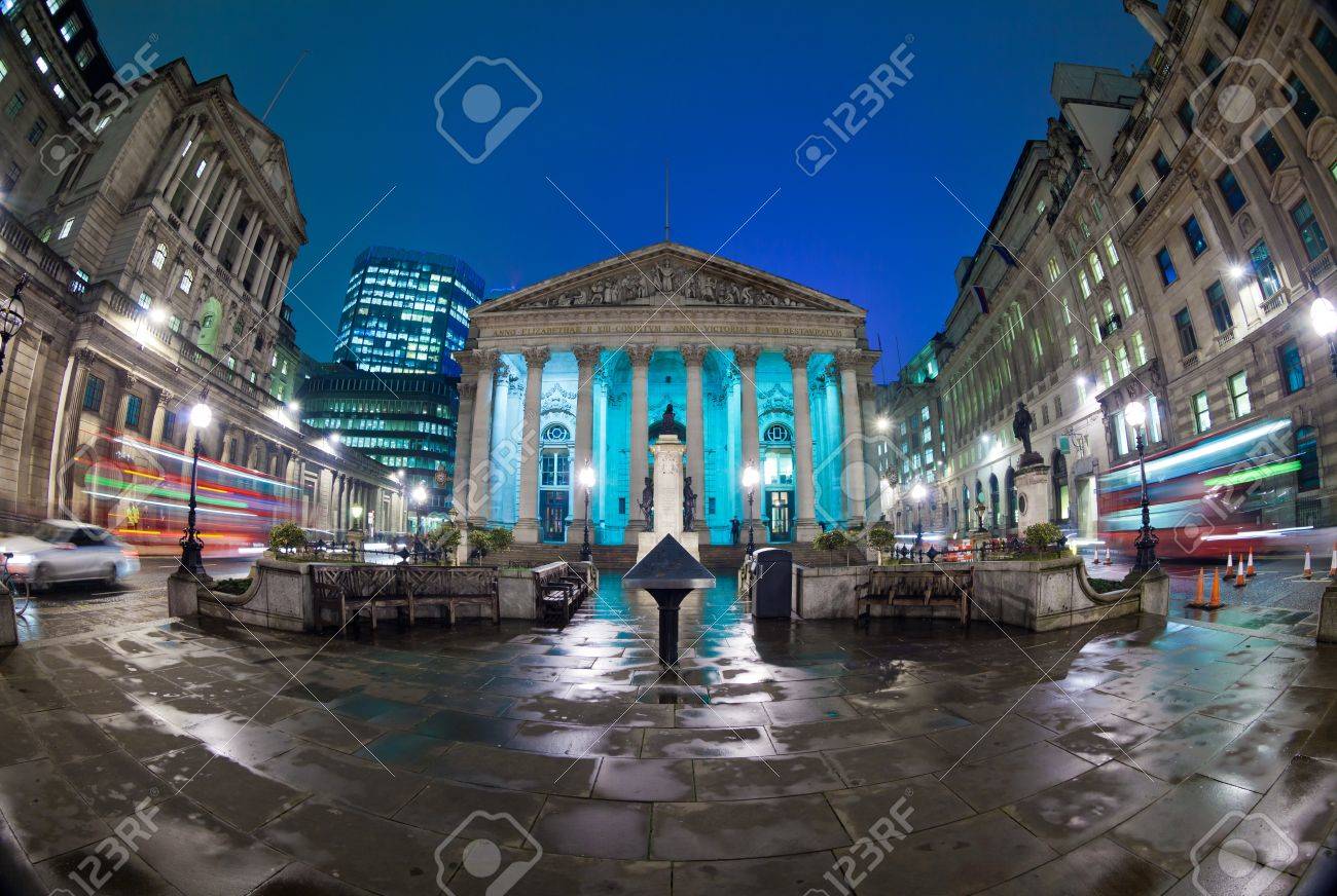 イギリスの金融の中心、中央銀行のイングランド銀行と王立証券取引所の夜景。の写真素材・画像素材 Image 18402891