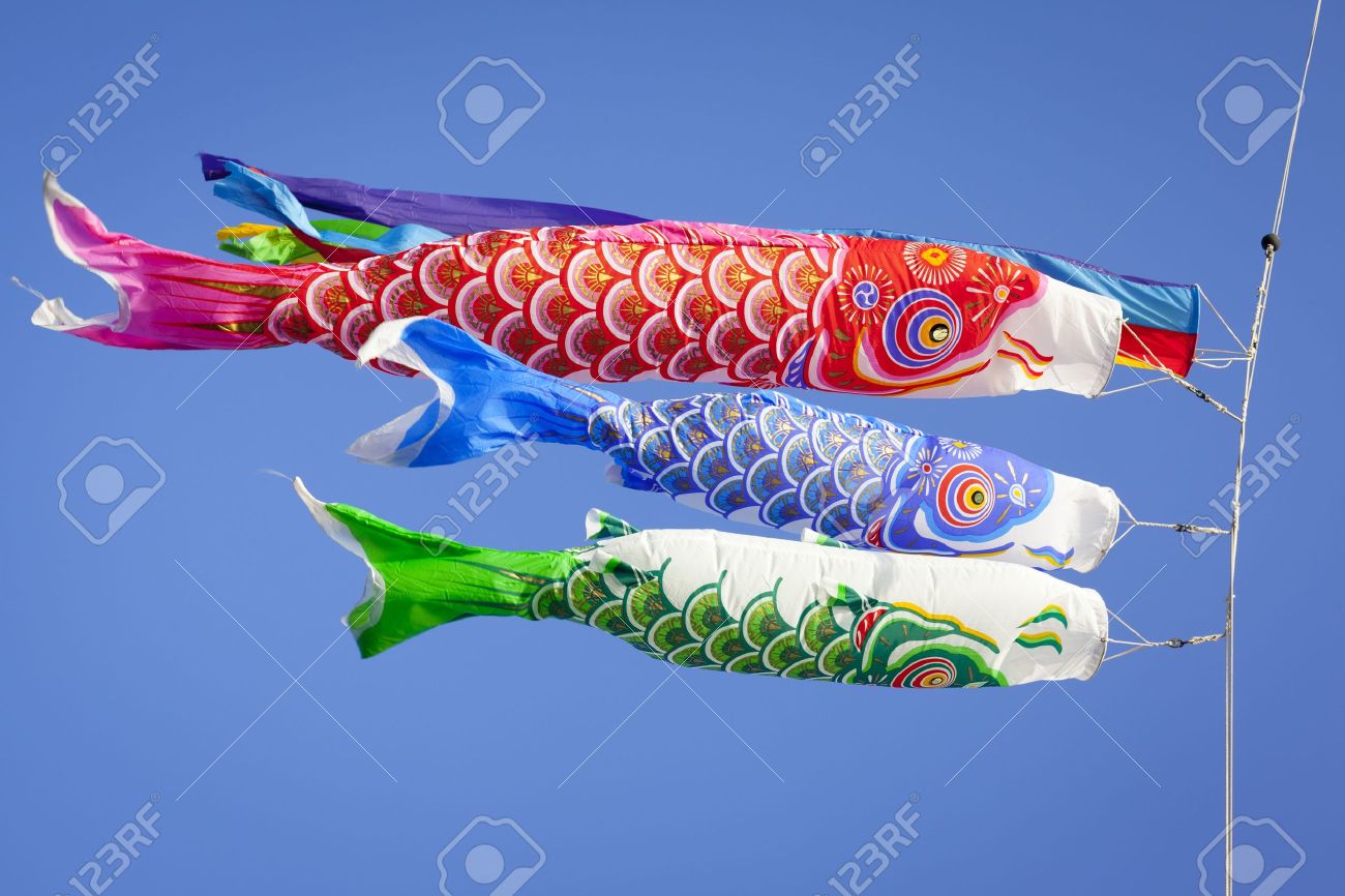 色鮮やかな鯉のぼりや風のこいのぼりフラッタ 風ソックス形鯉はこどもの日を祝うために飛ぶ日本の国民の祝日 の写真素材 画像素材 Image