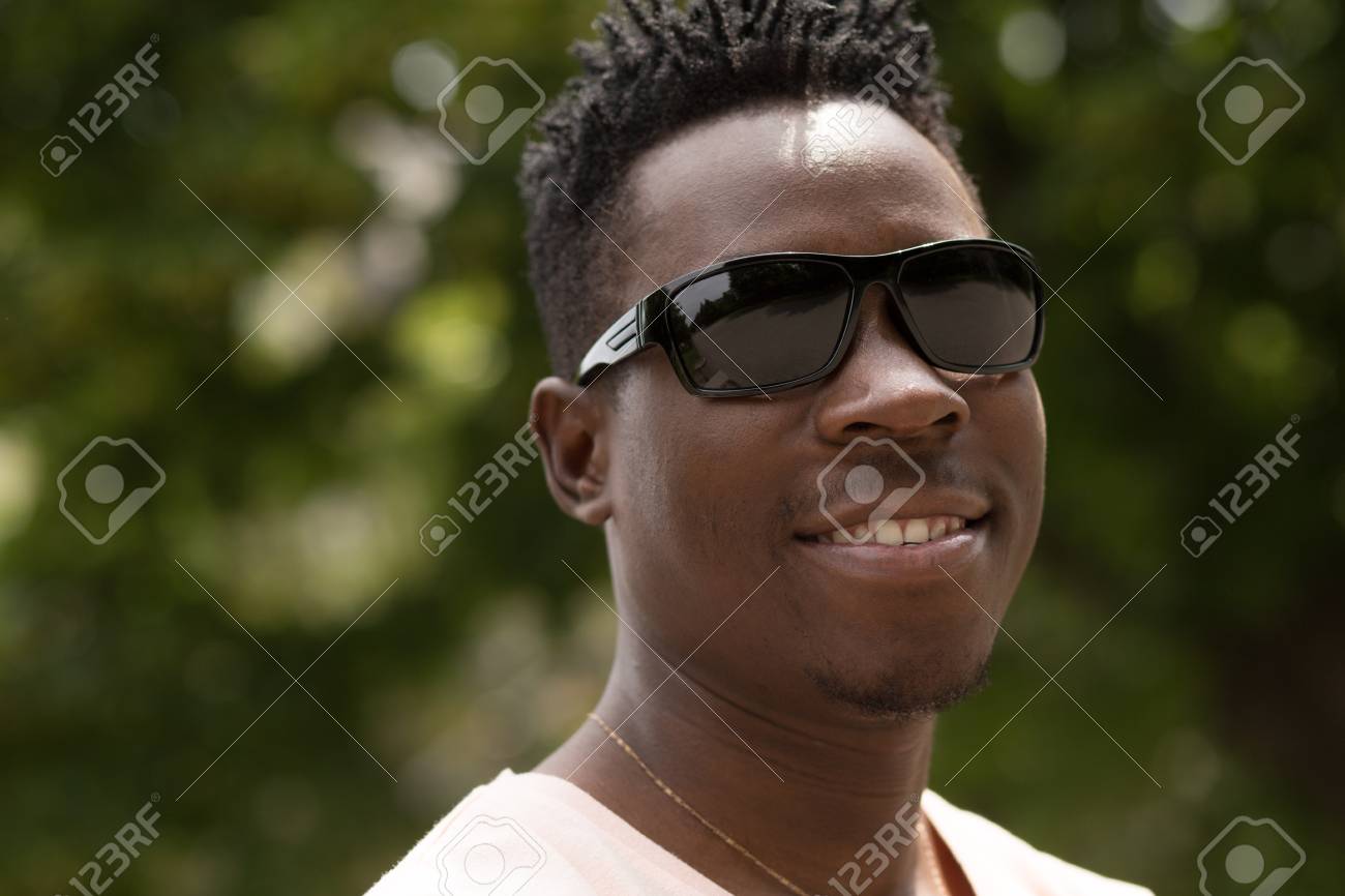 Vert Cherche Sur Dans La Un Lunettes Et De Fond Homme Afro Américain Portrait Bel Assis Porte Soleil VilleIl D'un Des vN80Onmw