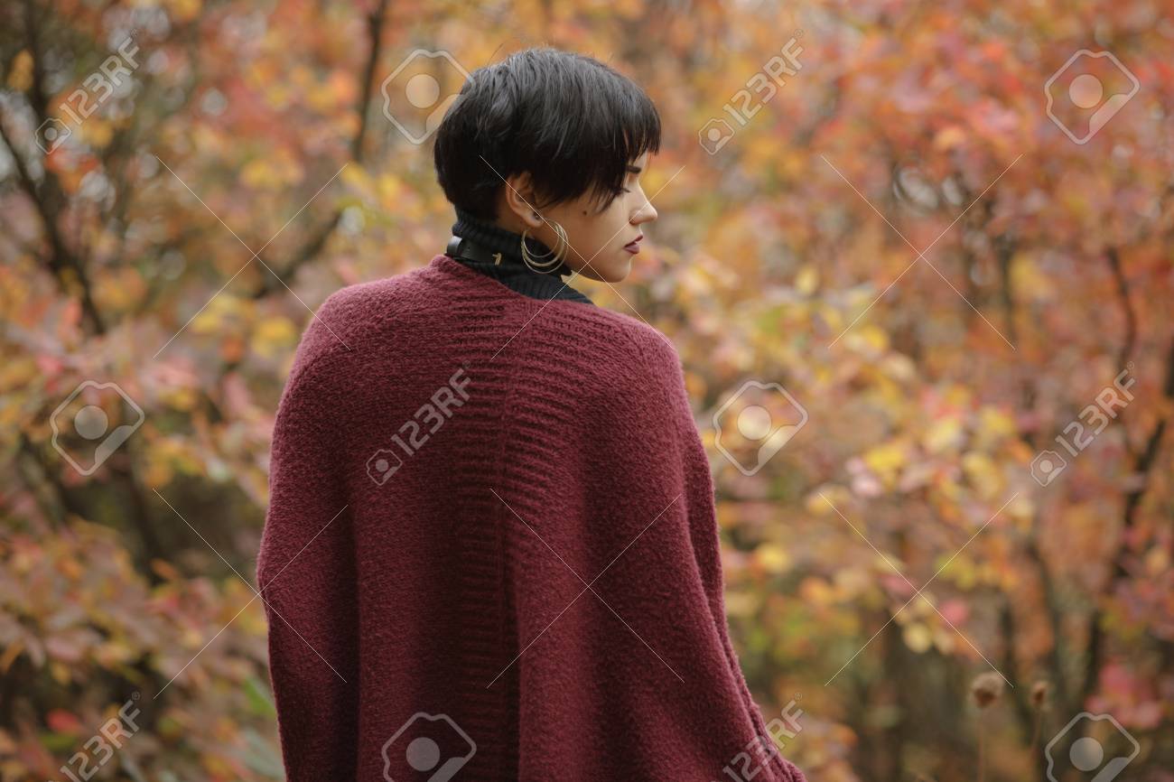 背景にマルサラ色カーディガン秋の森で ぼやけて黄色葉の型破りな女性の後姿 の写真素材 画像素材 Image