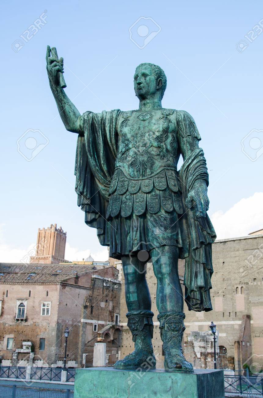 ローマ皇帝のローマ イタリア フォーリ インペリアーリにネルウァの彫刻 の写真素材 画像素材 Image