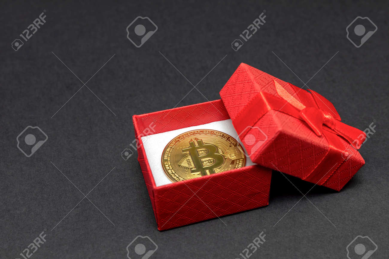 BTCギフト。黒の背景に赤いギフトボックスのビットコインコイン。印刷用はがき、テキスト用の場所のあるバナー。の写真素材・画像素材 Image  169353805