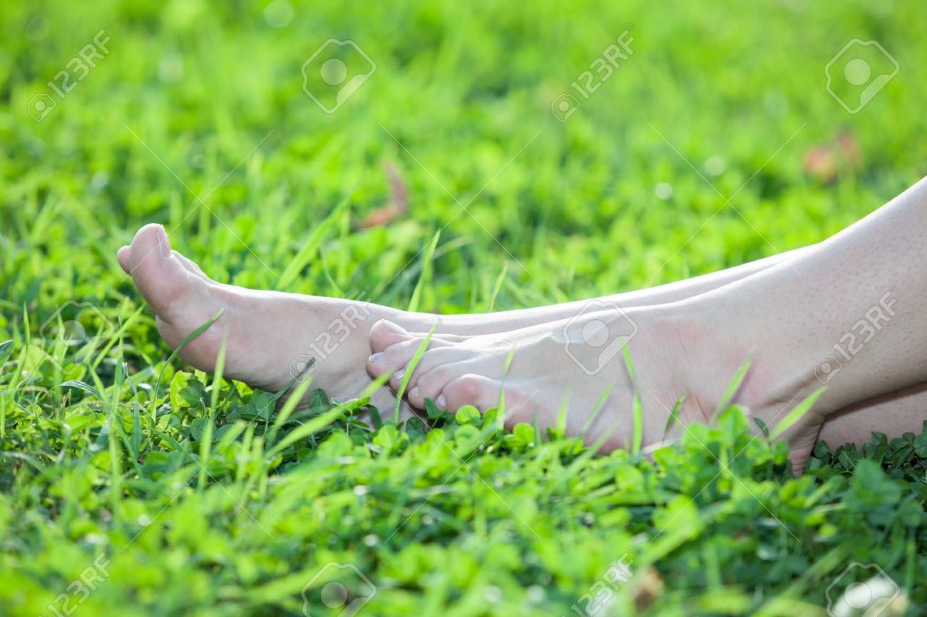 美脚　接写 背景の緑の草を置く女性裸美脚の写真素材・画像素材 Image 21461241