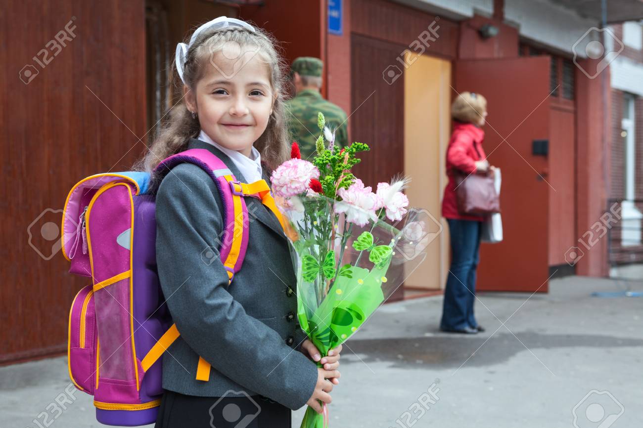 花とキャンパスに通学鞄立っている若い女子高生 の写真素材 画像素材 Image