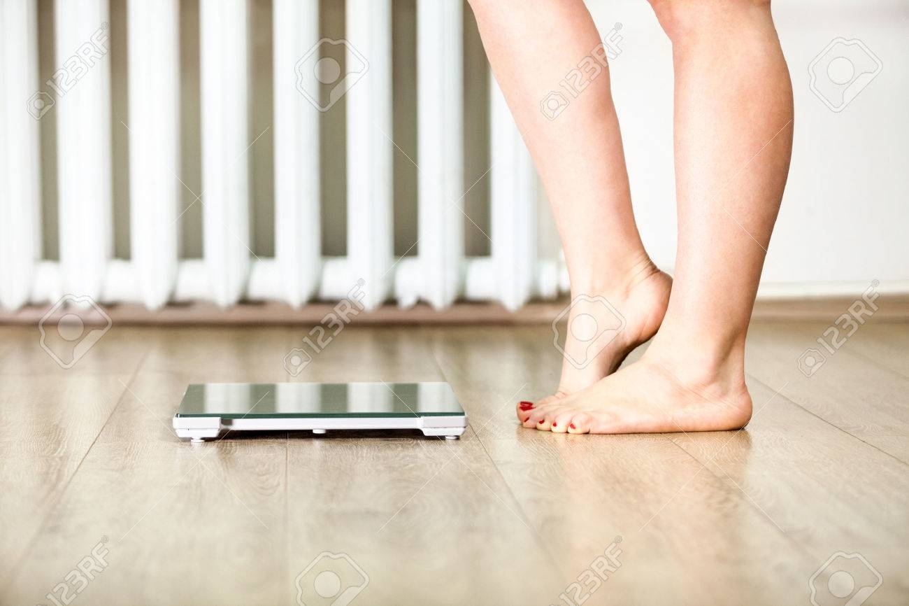 躊躇してスタンドに体重計の前に立っている白人の女性の足 の写真素材 画像素材 Image 躊躇してスタンドに体重計の前に立っている白人の女性の足 の写真素材 画像素材 Image