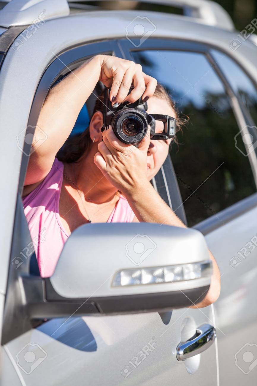 女性ドライバーの車から一眼レフ カメラで撮影のクローズ アップ表示 の写真素材 画像素材 Image