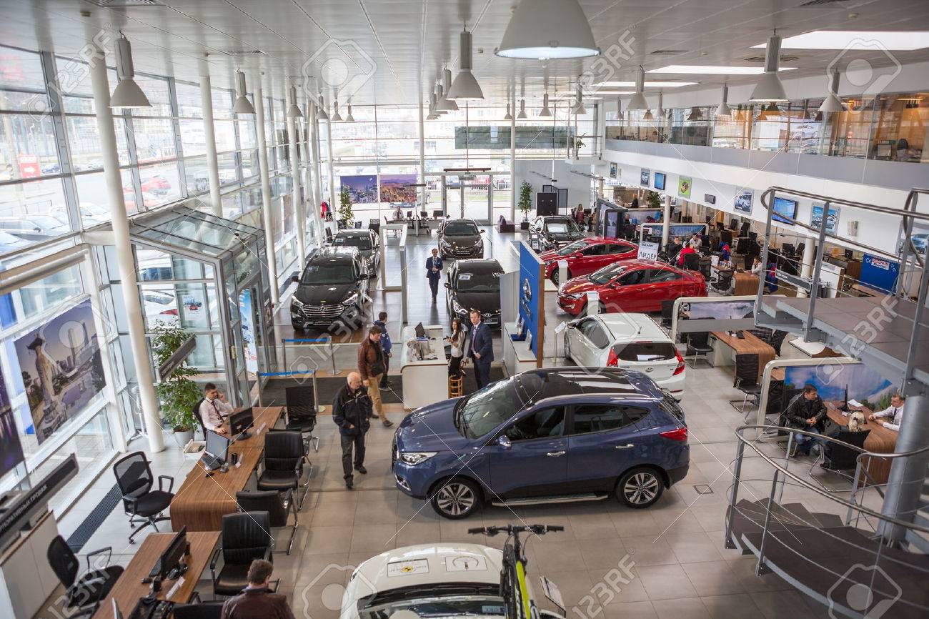 サンクトペテルブルク ロシア連邦 4 月 15 年頃 顧客やセールスマンと車ディーラーのショールームの平面図です ロルフ Lahta は現代会社の公式販売店です の写真素材 画像素材 Image