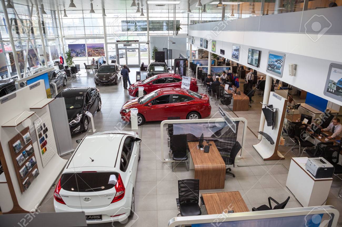 サンクトペテルブルク ロシア連邦 4 月 15 年頃 自動車ディーラーのショールームの平面図です ロルフ Lahta は現代の公式販売店です の写真素材 画像素材 Image