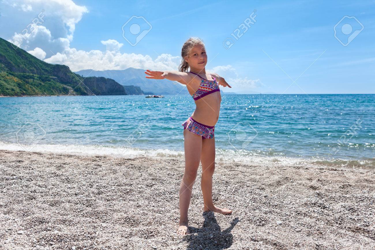 海で演習を行って水着でかわいい白人の女の子 の写真素材 画像素材 Image 海で演習を行って水着でかわいい白人の女の子 の写真素材 画像素材 Image