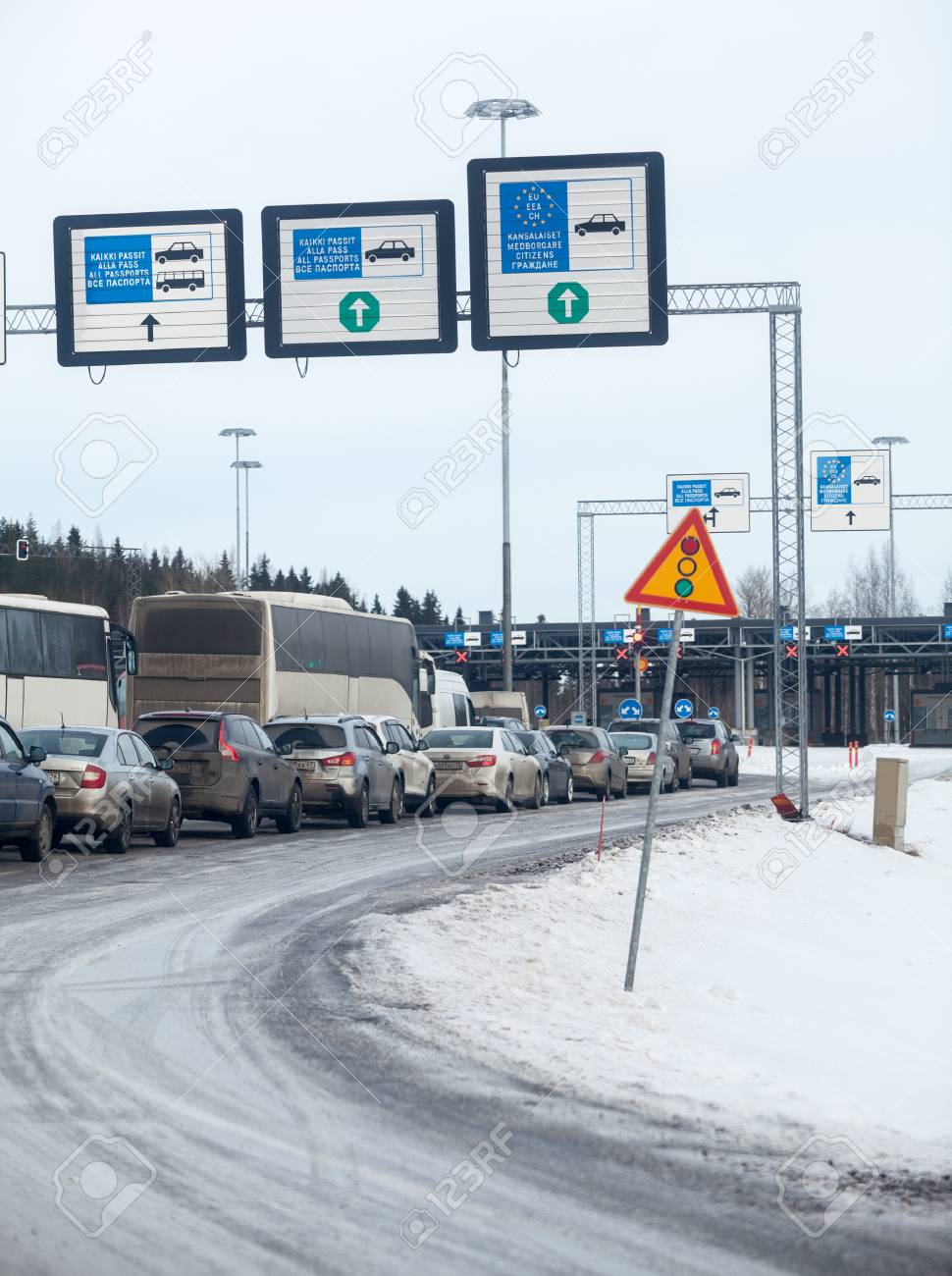Immagini Stock Nuijamaa Finlandia Circa Feb 2017 L Ingorgo Stradale E Sull Entrata Del Confine Russo Finlandese Al Checkpoint Nel Lato Della Finlandia E Punto Di Frontiera Popolare E Trafficato Tra La Finlandia